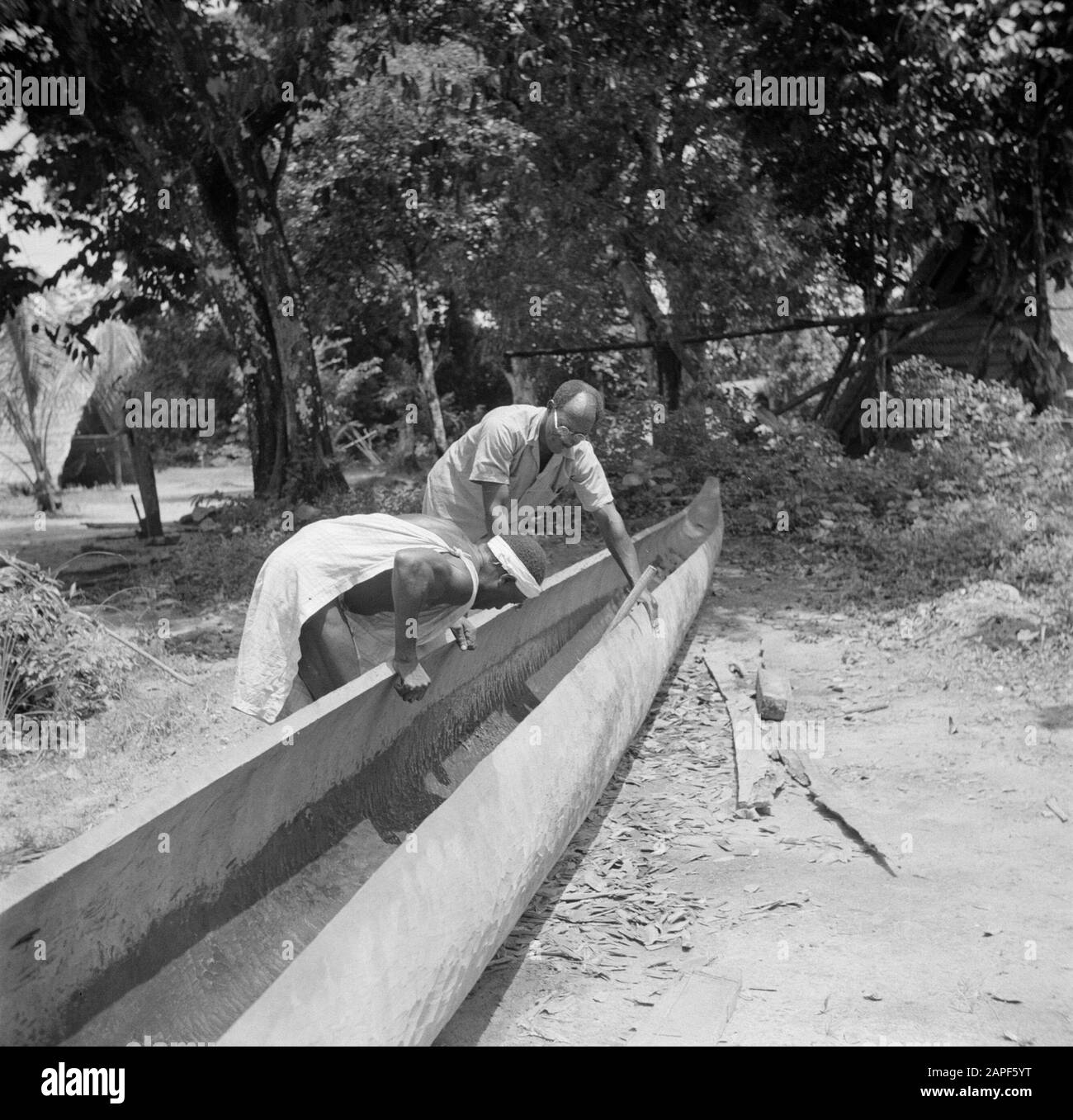 Viaggio in Suriname e Antille Olandesi Descrizione: Boslandcreoles costruzione di una korjaal a Langetabbetje in Suriname Data: 1947 Località: Langatabbetje, Marowijne, Suriname Parole Chiave: Forest Land creols, navi Foto Stock