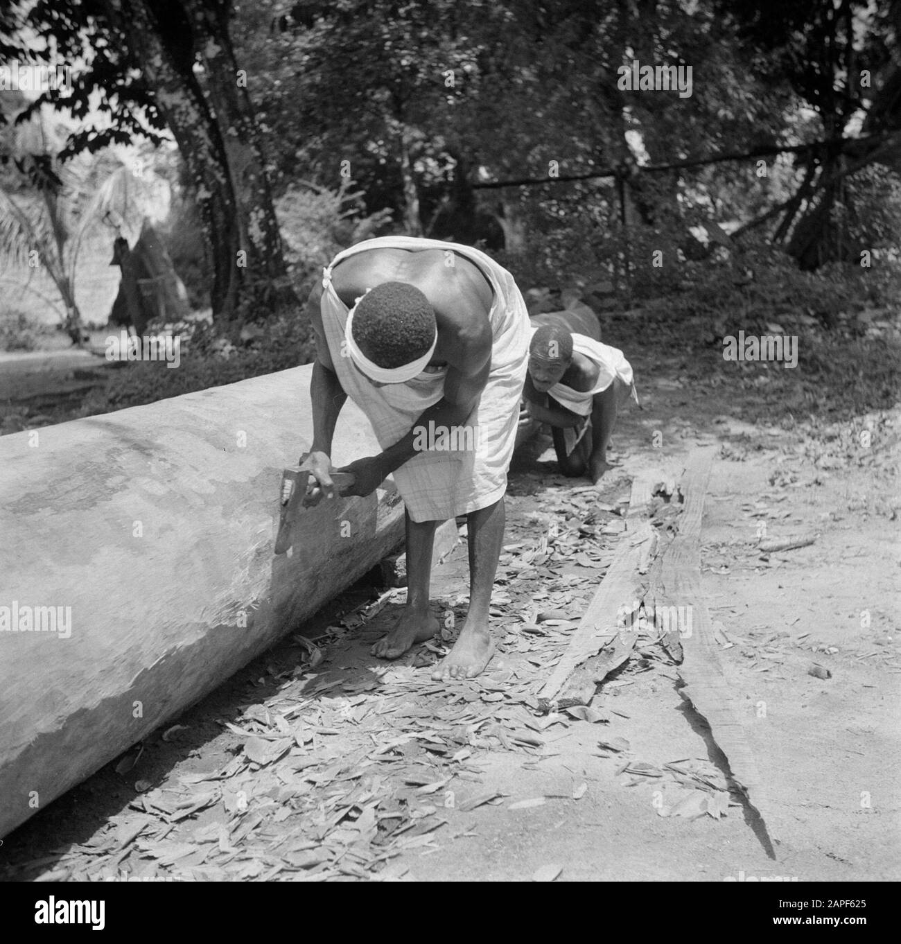 Viaggio in Suriname e Antille Olandesi Descrizione: Boslandcreoles costruzione di una korjaal a Langetabbetje in Suriname Data: 1947 Località: Langatabbetje, Marowijne, Suriname Parole Chiave: Forest Land creols, navi Foto Stock