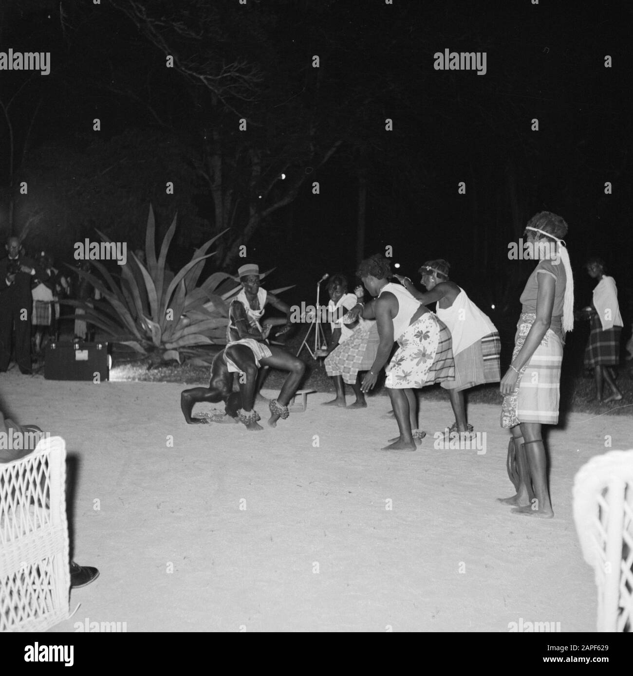 Antille Olandesi e Suriname al momento della visita reale della Regina Juliana e del Principe Bernhard nel 1955 Descrizione: Foresta creola danza per la regina nel giardino della casa di governo a Paramaribo Data: 30 ottobre 1955 Ubicazione: Paramaribo, Suriname Parole Chiave: Visite, legno n. Foto Stock