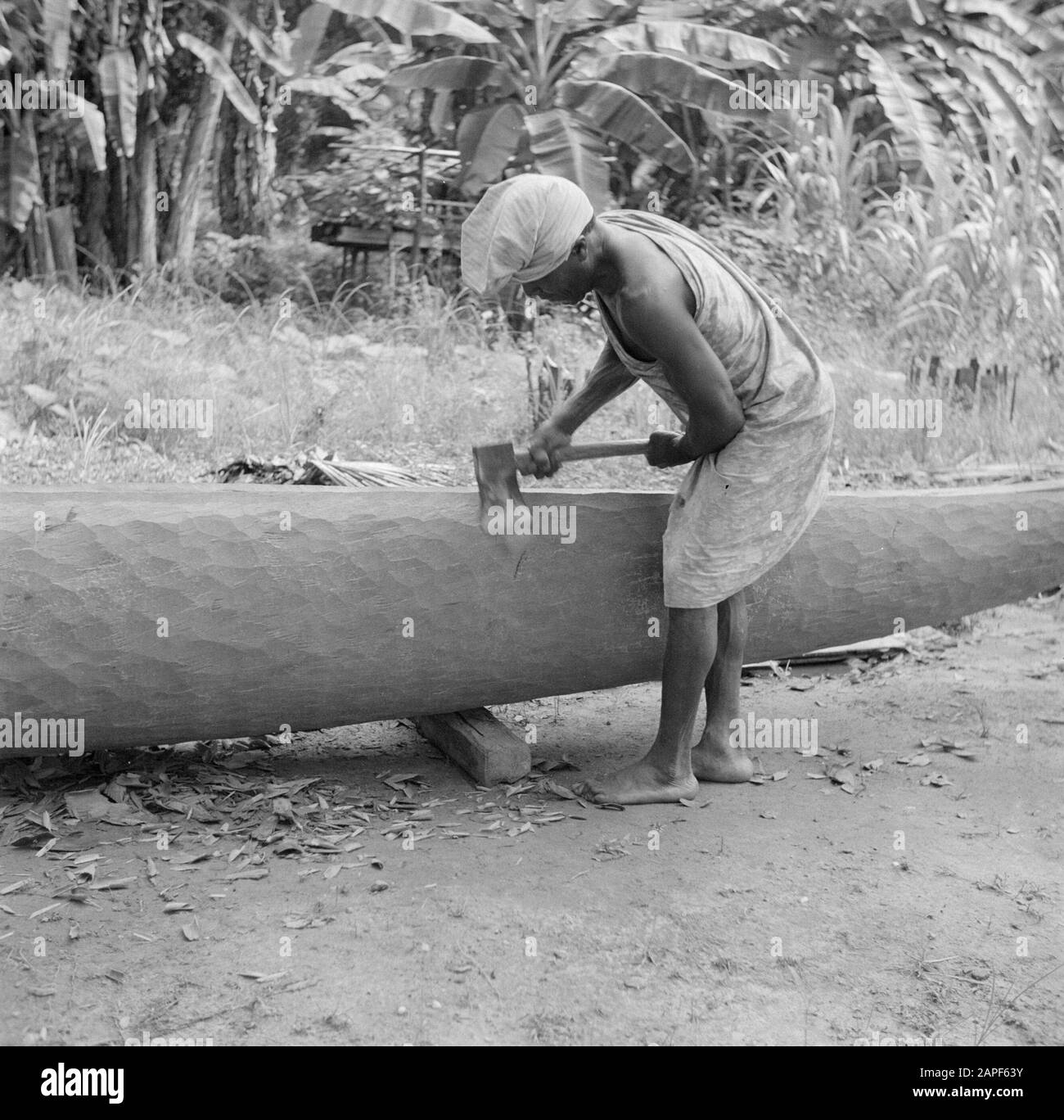Viaggio in Suriname e Antille Olandesi Descrizione: Boslandcreool Martinus building a korjaal in Langetabbetje in Suriname Data: 1947 Ubicazione: Langatabbetje, Marowijne, Suriname Parole Chiave : creola di terra forestale, navi, case Foto Stock