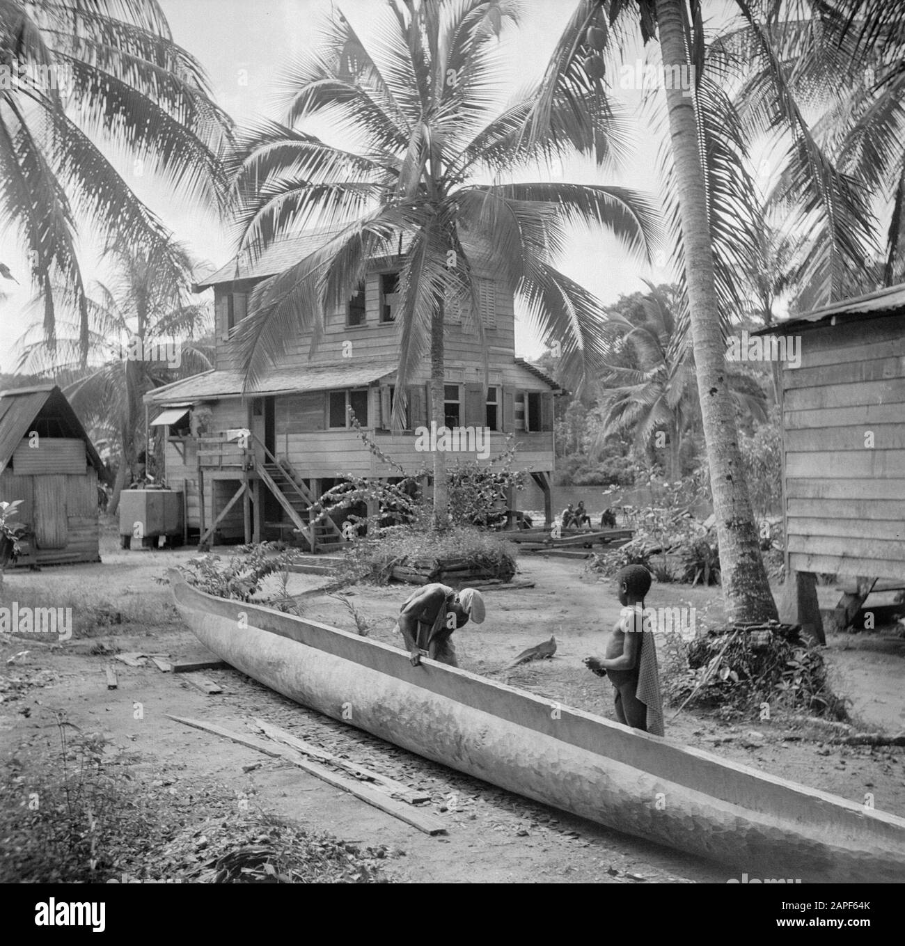 Viaggio in Suriname e Antille Olandesi Descrizione: Boslandcreool building a korjaal in Langetabbetje in Suriname Data: 1947 Località: Langatabbetje, Marowijne, Suriname Parole Chiave: Sandcreolen Foresta, navi, abitazioni Foto Stock