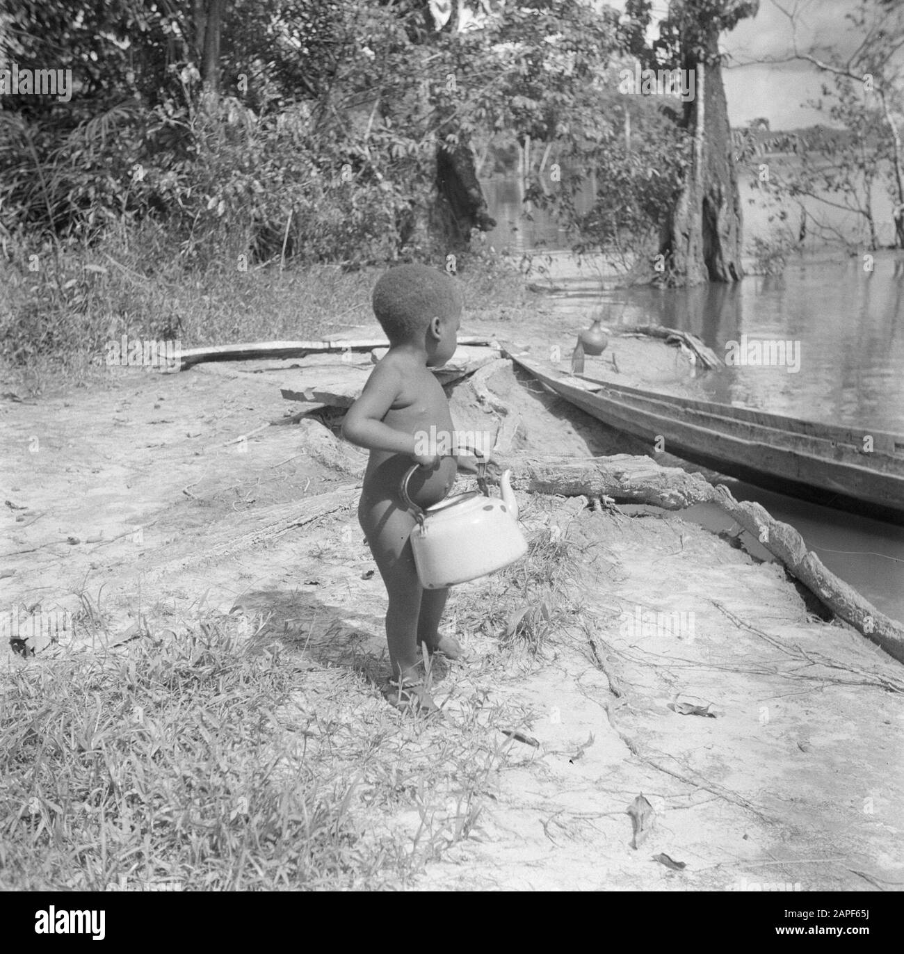 Viaggio in Suriname e Antille Olandesi Descrizione: Ragazzo Boslandcreoolboy sulle rive del Marowijnerivier a Langetabbetje Data: 1947 Località: Langatabbetje, Marowijne, Suriname Parole Chiave: Foresta sandcreole, bambini, fiumi Foto Stock