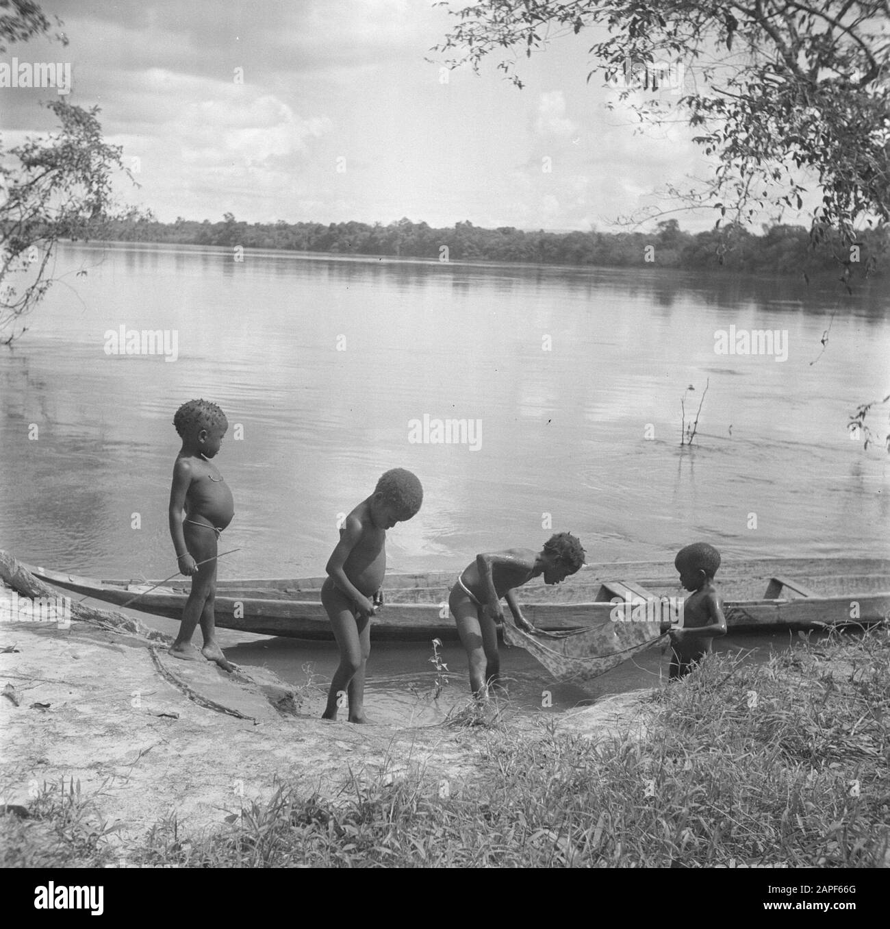 Viaggio a Suriname e Antille Olandesi Descrizione: Bambini Boslandcreole sulle rive del Marowijnerivier a Langetabbetje Data: 1947 Località: Langatabbetje, Marowijne, Suriname Parole Chiave: Foresta sandcreole, bambini, fiumi Foto Stock