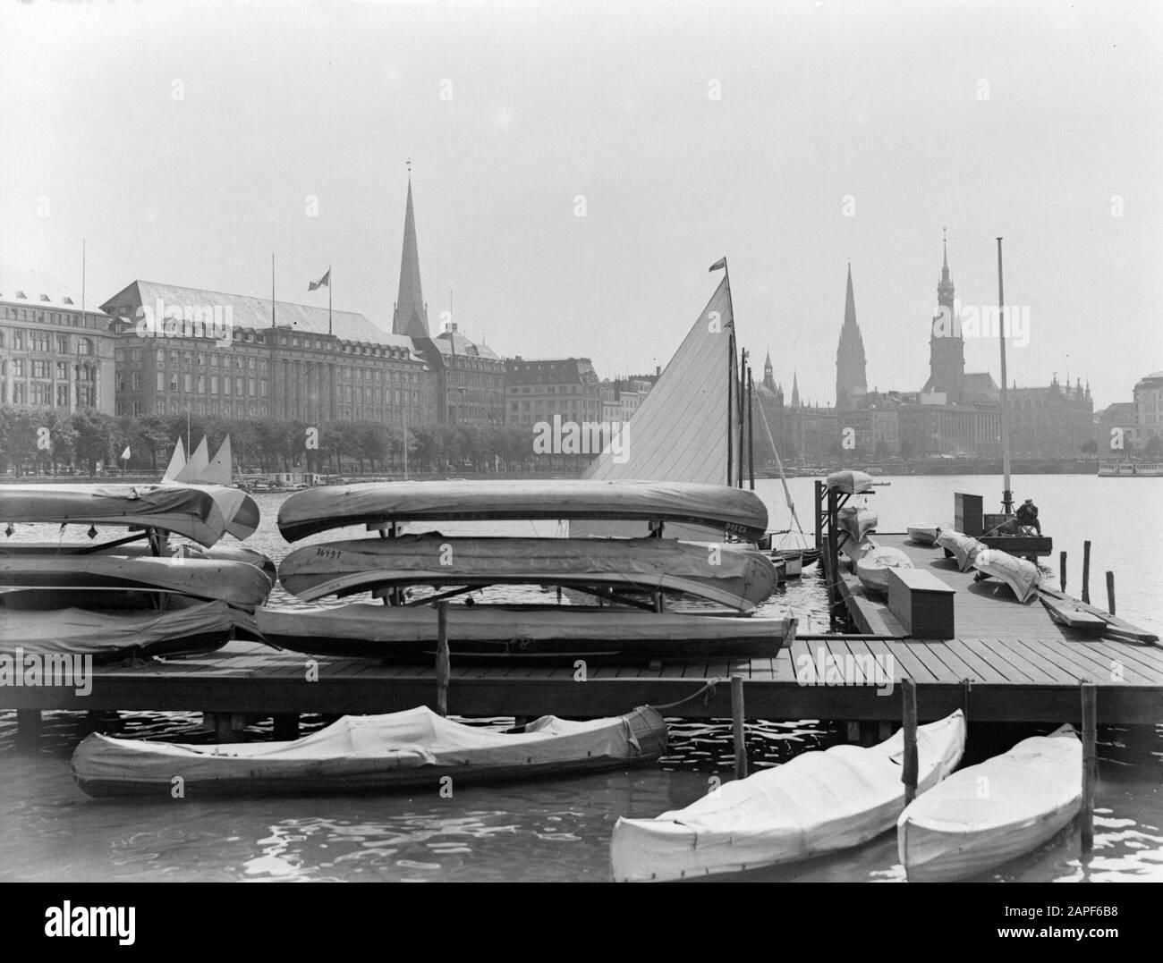 Amburgo Descrizione: Barche a e su un molo al Binnenalster in background l'edificio ufficio DI HAPAG e v.l.n.r. le torri di San Petri-kirche, San Nikolaiturm e il raadhaus Data: 1934 posizione: Germania, Amburgo Parole Chiave: Comuni, canoe, uffici, torri della chiesa, laghi, rovine, navi, città, torri Foto Stock