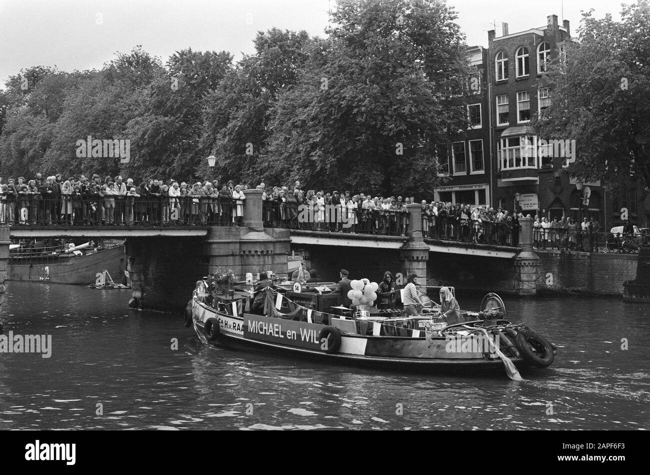 Apertura dell'Holland Festival in barca ad Amsterdam Descrizione: Barche con musicisti nei canali di Amsterdam Data: 1 giugno 1975 Località: Amsterdam, Noord-Holland Parole Chiave: Feste, canali, musicisti, aperture, navi Foto Stock