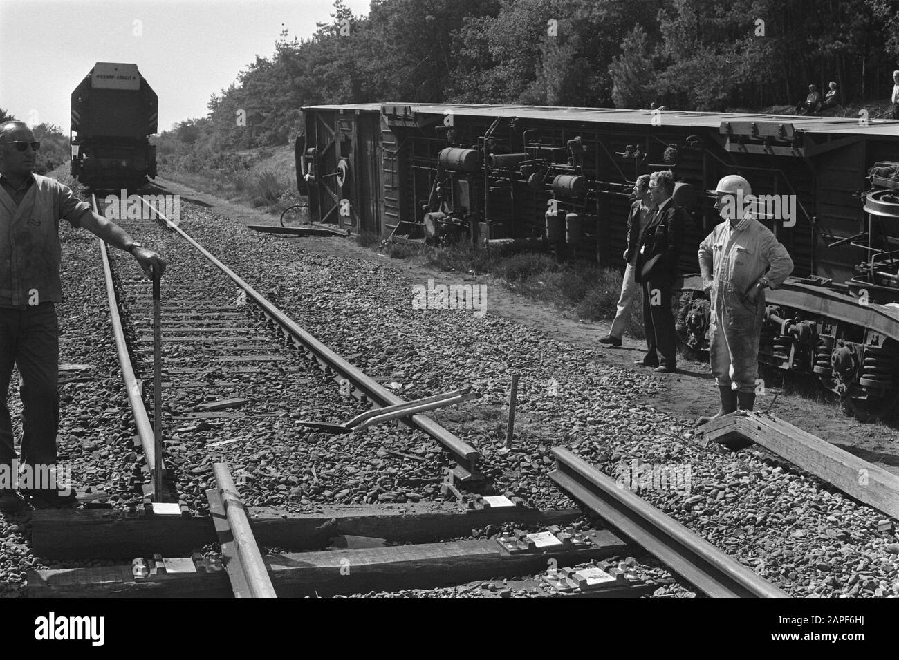 Collisione treno auto vicino Venray, panoramica del caos e locomotiva inclinata Data: 9 agosto 1976 posizione: Limburg, Venray Parole Chiave: Locomotive Foto Stock