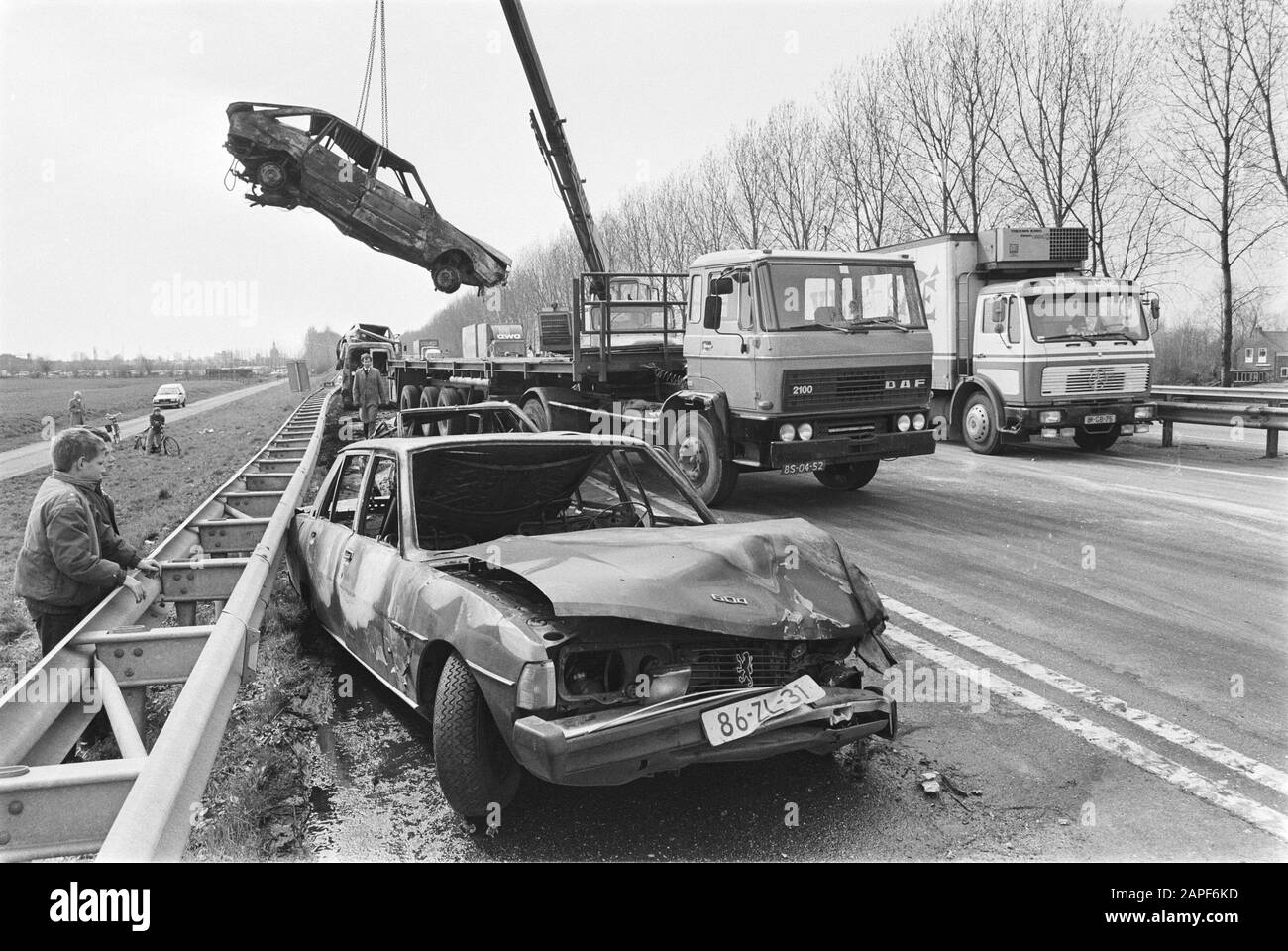 Le collisioni nella nebbia portano al caos a Leiderdorp mucchio di auto bruciate relitti su A4 Data: 11 aprile 1984 luogo: Leiden, Leiderdorp, Zuid-Holland Parole Chiave: AUTO RACK, NEBBIA Foto Stock