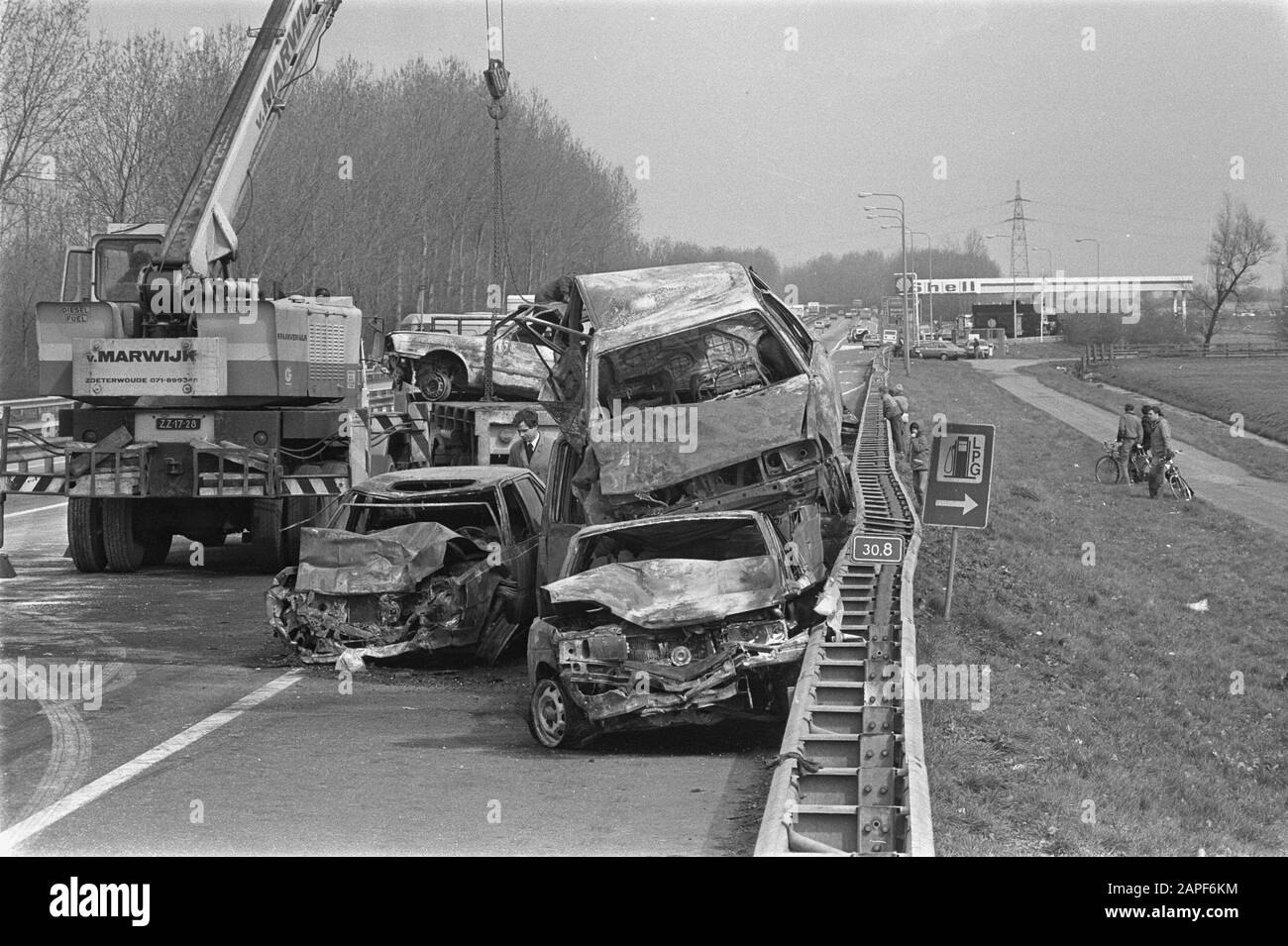 Le collisioni nella nebbia portano al caos a Leiderdoro stack di auto bruciate relitti su A4 Data: 11 aprile 1984 luogo: Leiden, Leiderdorp, Zuid-Holland Parole Chiave: Rack, NEBBIA Foto Stock
