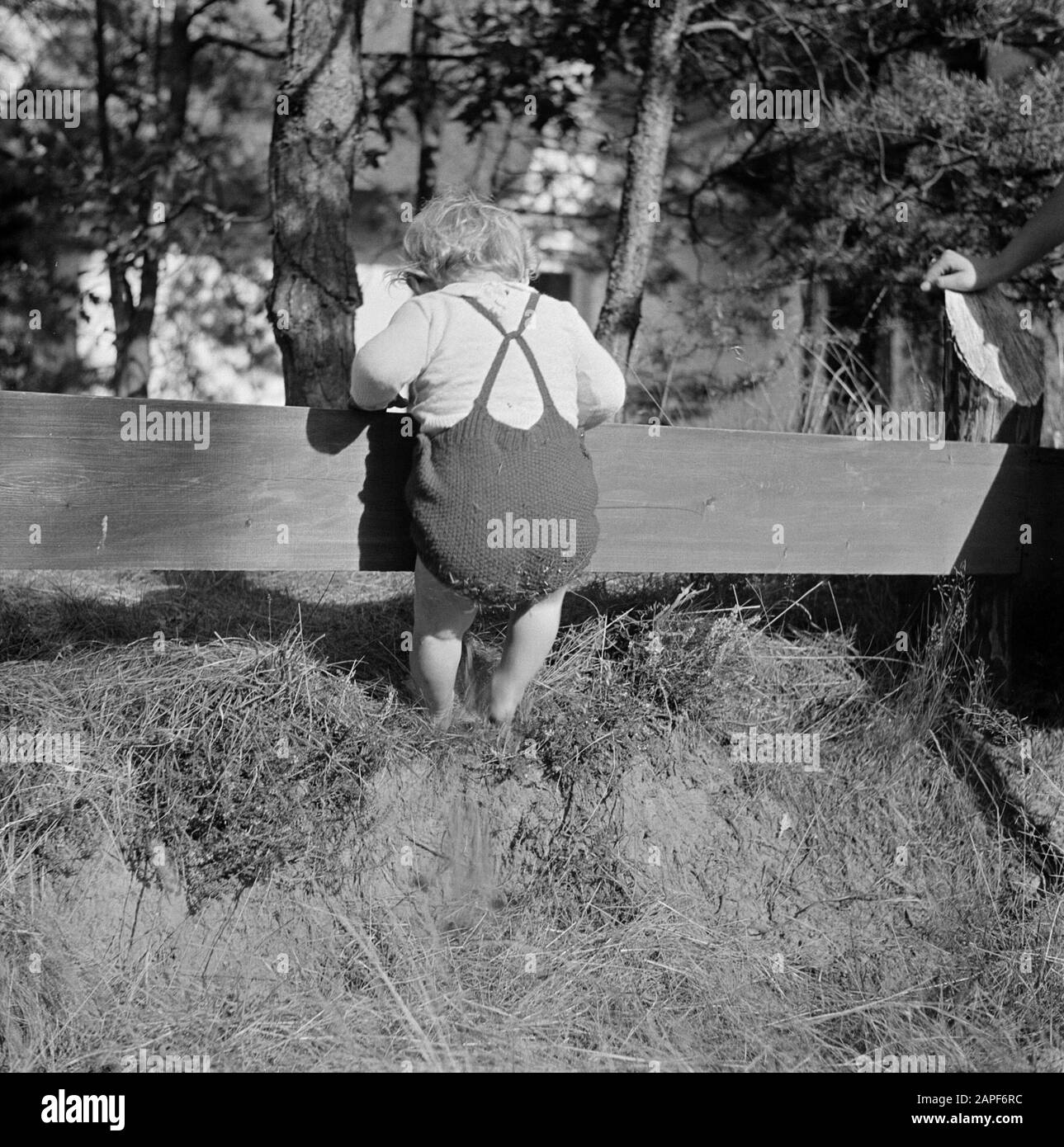 Ritratti dei bambini Descrizione: Boudewijn sale su una recinzione Data: 1932 Parole Chiave: Bambini, ritratti Foto Stock