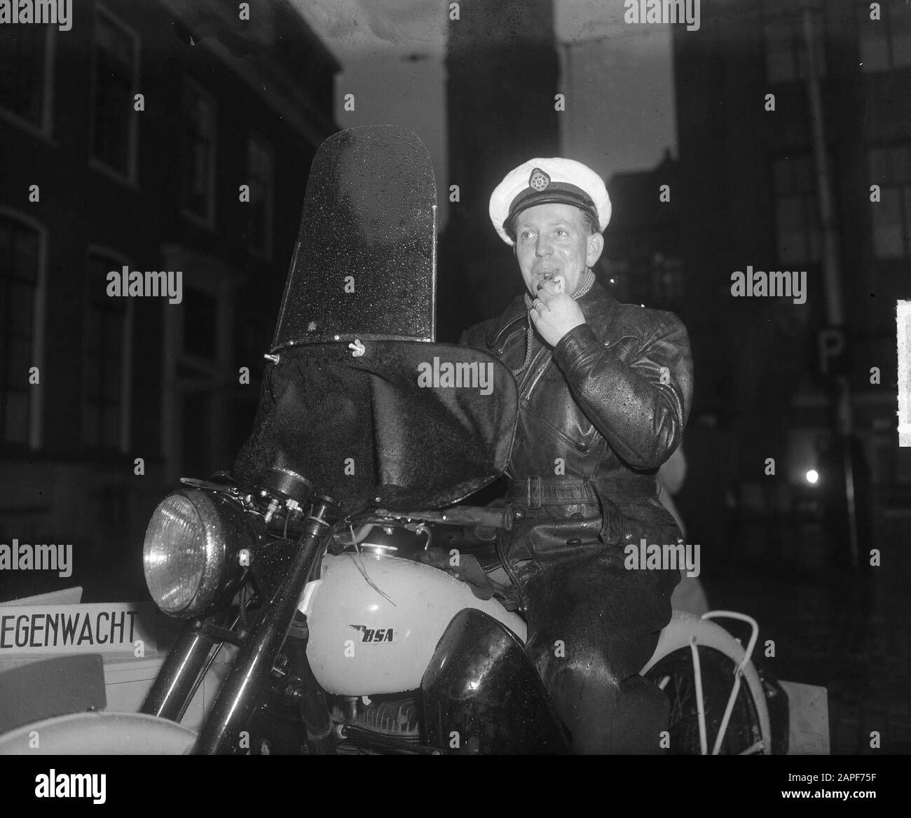 La Guardia stradale dell'ANWB è dotata di un flauto giallo per avvertire l'auto o motociclisti di fermarsi per fornire assistenza in alcuni casi Data: 1 dicembre 1950 Parole Chiave: Flauti, servizi di emergenza, traffico Foto Stock La Guardia stradale dell'ANWB è dotata di un flauto giallo per avvertire l'auto o motociclisti di fermarsi per fornire assistenza in alcuni casi Data: 1 dicembre 1950 Parole Chiave: Flauti, servizi di emergenza, traffico Foto Stock