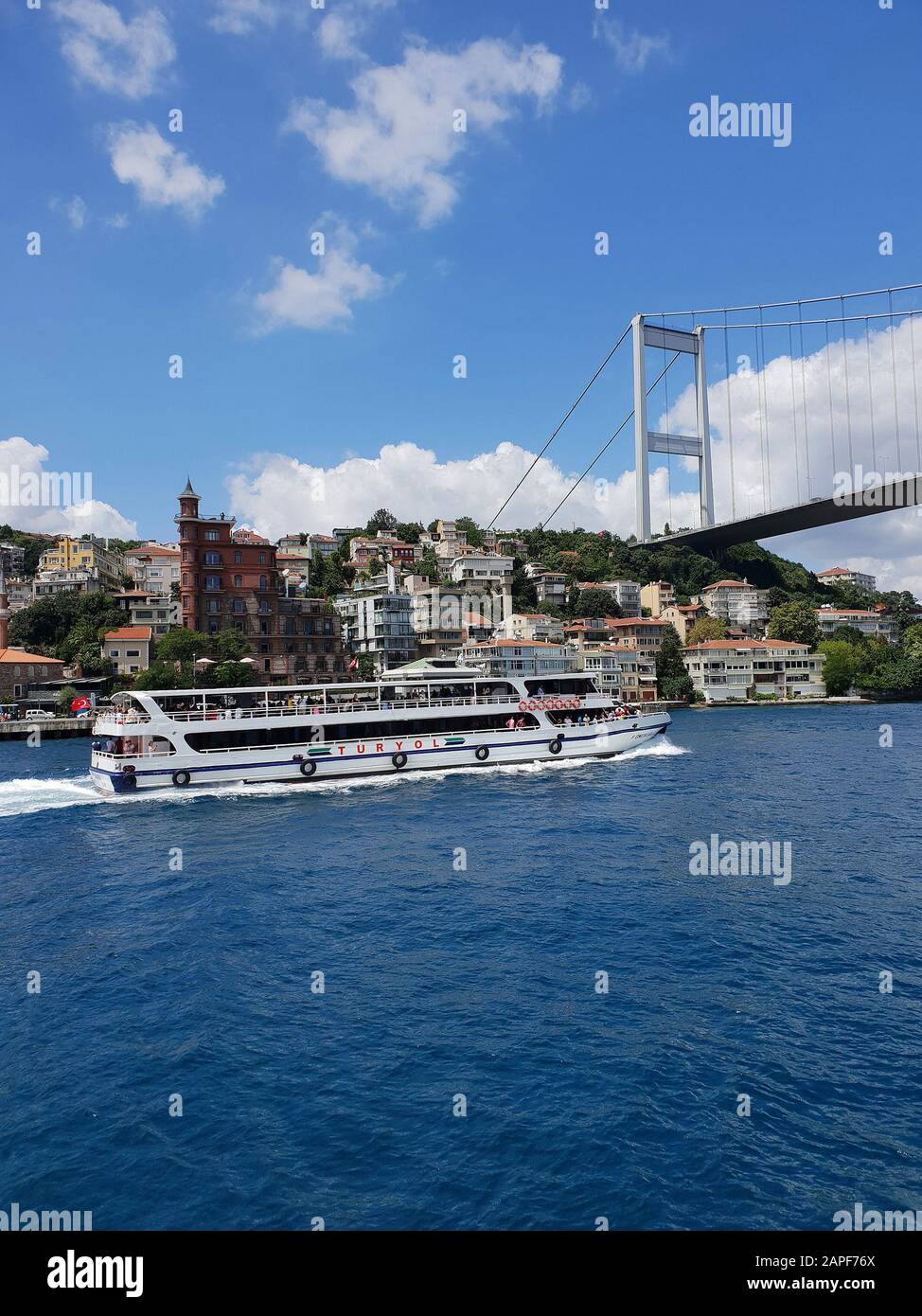 Vista della città e del ponte Fatih Sultan Mehmet dal fiume barca, Istanbul, Turchia Foto Stock