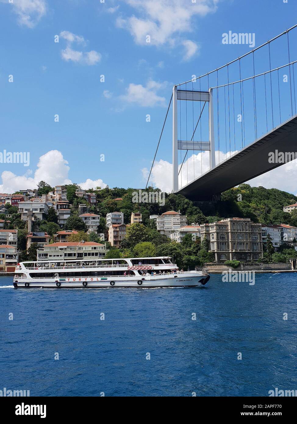 Vista della città e del ponte Fatih Sultan Mehmet dal fiume barca, Istanbul, Turchia Foto Stock