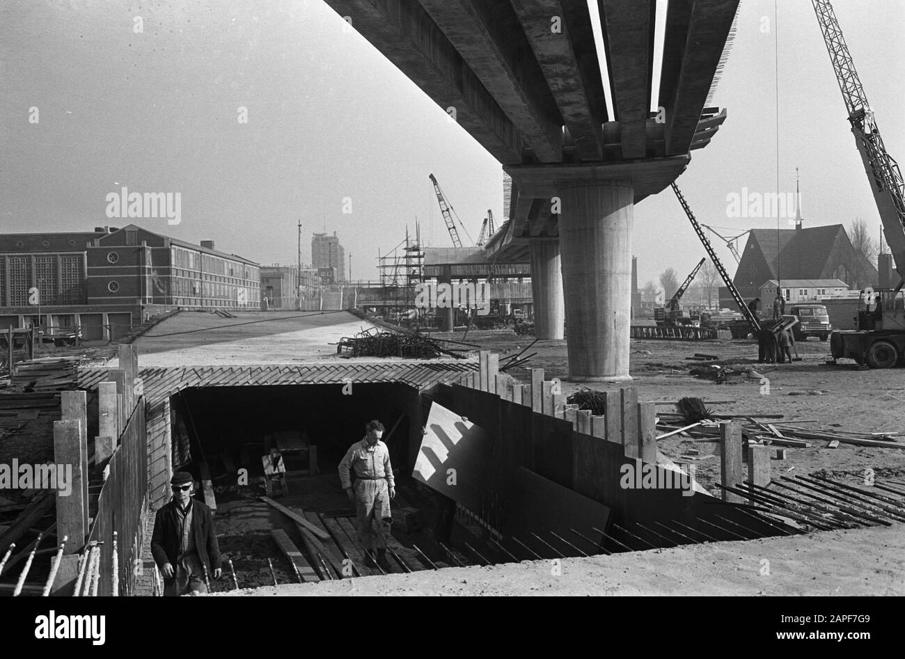 Metro di costruzione a Rotterdam (dove il treno corre sopra terra) Data: 30 Marzo 1965 Località: Rotterdam, Zuid-Holland Parole Chiave: Metroouw Foto Stock