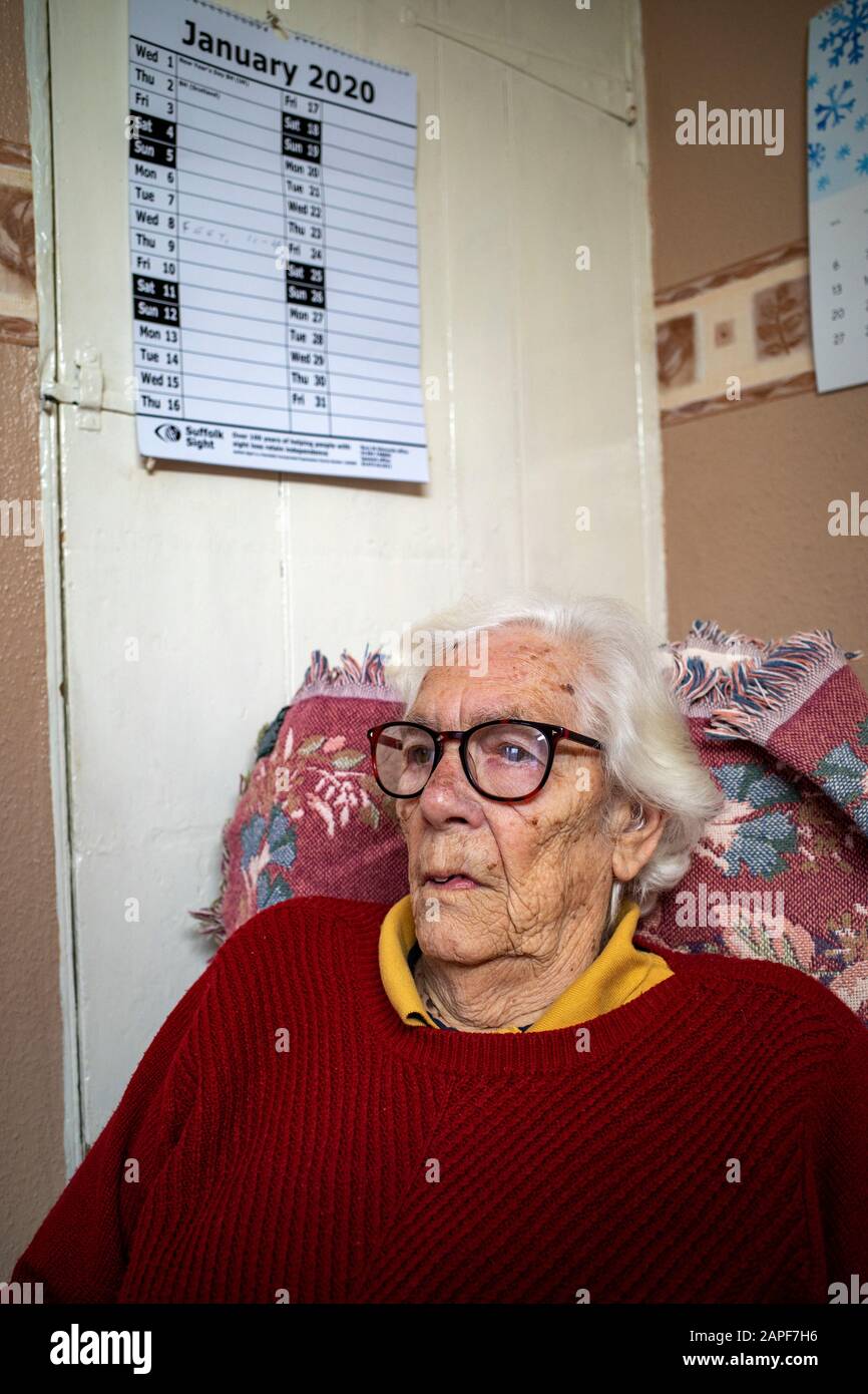 Donna anziana che vive con la degenerazione maculare della condizione medica nei suoi occhi Foto Stock