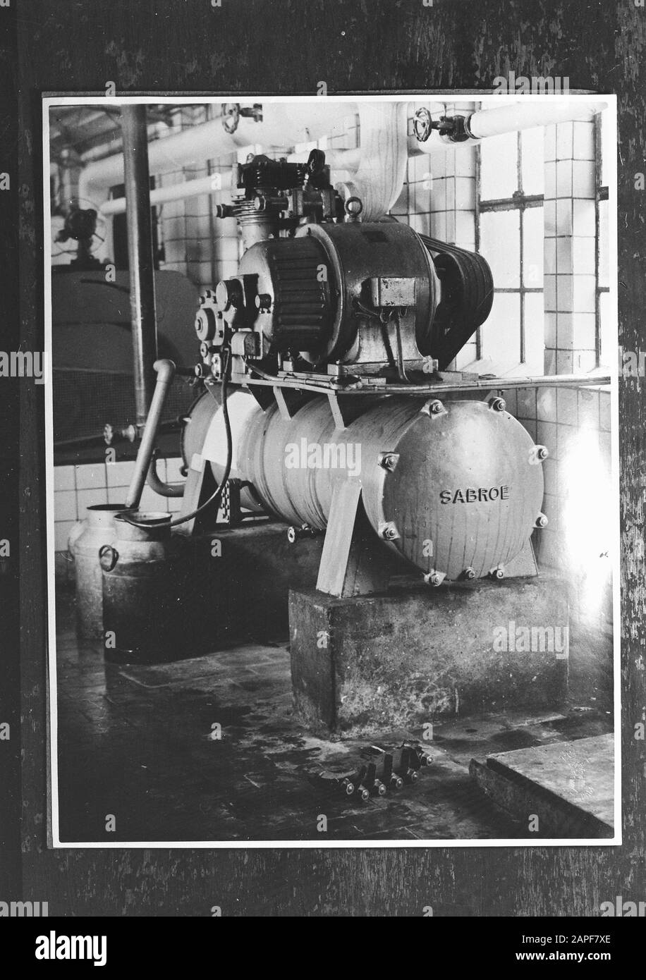 Incidente 10x15 con compressore saltato di un impianto di refrigerazione a NVRMI a Rotterdam 29 Jan 1949/Data: 1949 luogo: Rotterdam, Zuid-Holland Parole Chiave: Compressori, impianti di refrigerazione, incidenti Foto Stock