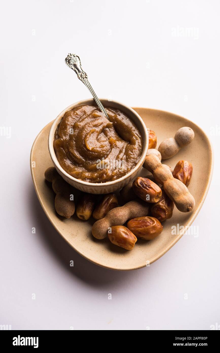 Date Tamarind Chutney - Khajoor tritato in pasta e mescolato con imli o pasta di imalee, servito come contorno in India Foto Stock