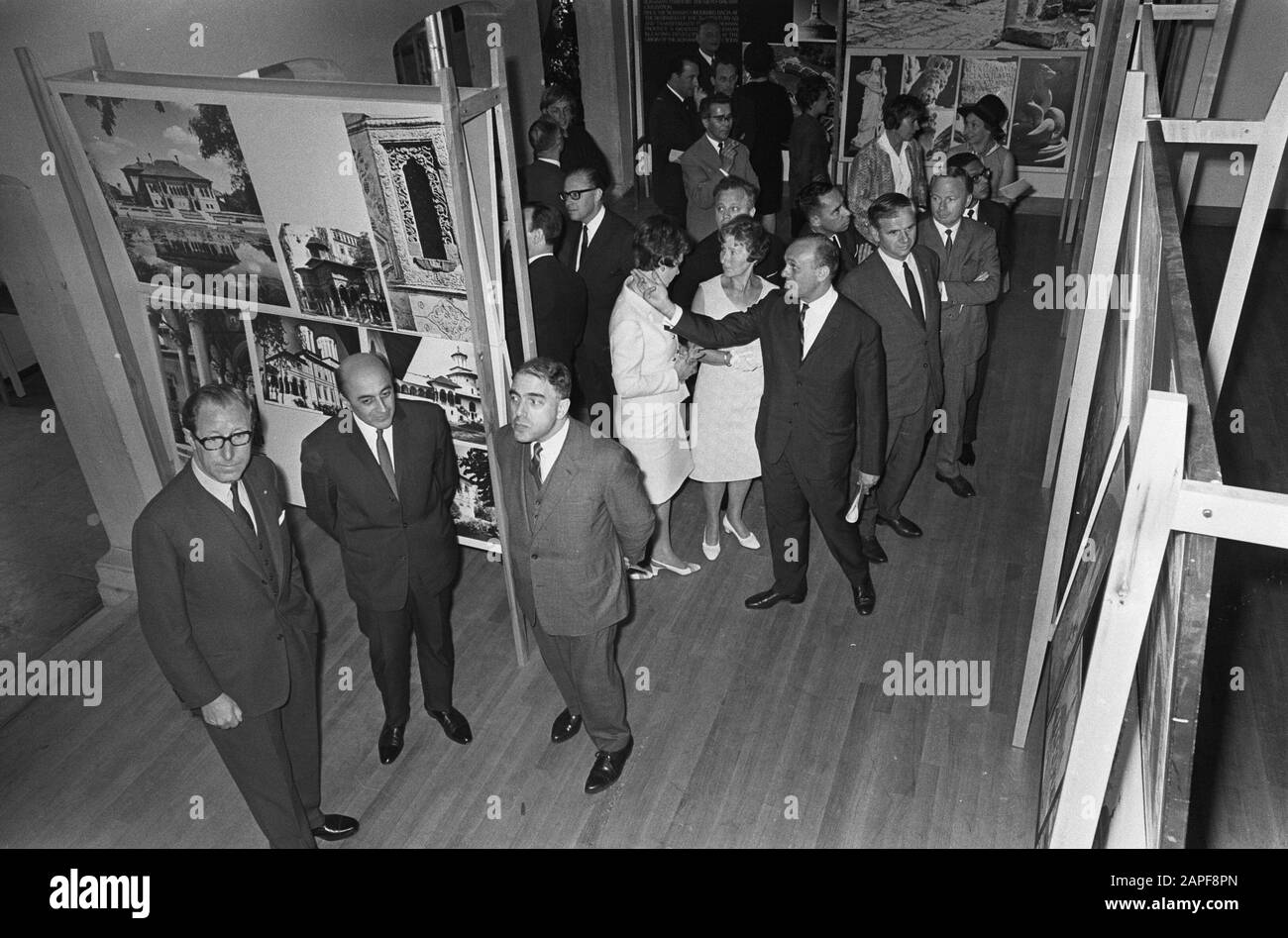 Mostra sull'architettura rumena aperta dall'ambasciatore dr. George Elian all'Accademia di architettura al Waterlooplein Descrizione: Architettura, architettura, mostre, architettura, aperture, ambasciatori, Elian, George Data: 13 Giugno 1967 Località: Amsterdam, Noord-Holland Parole Chiave: Ambasciatori, architettura, architettura, architettura, mostre, aperture Nome personale: Elian, George Foto Stock