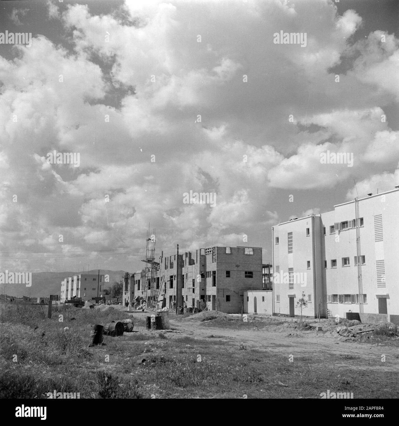 Israele 1948-1949: Haifa Descrizione: Cantiere in un nuovo edificio Data: 1948 luogo: Haifa, Israele Parole Chiave: Nuova costruzione, nuvole, case Foto Stock