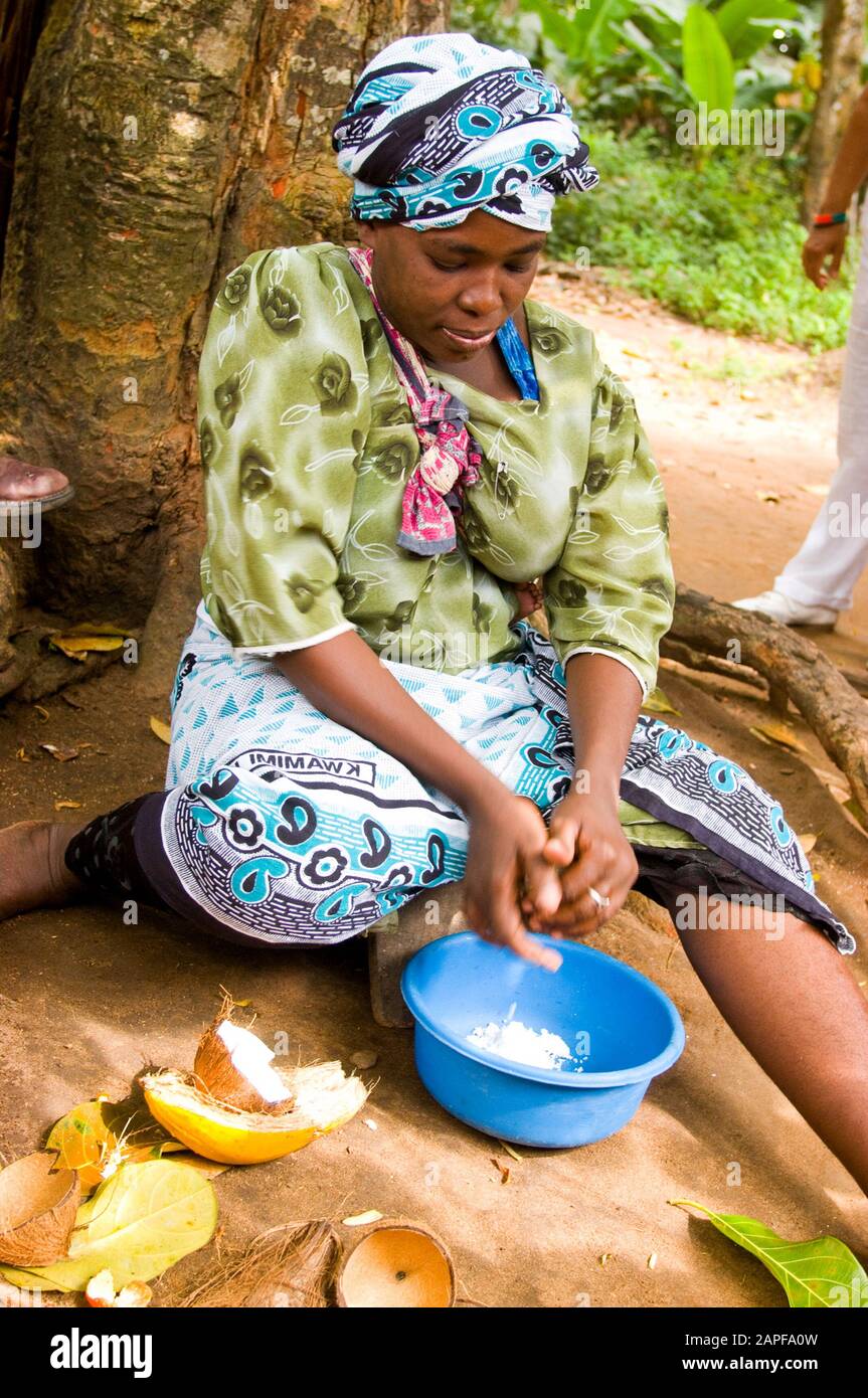 Zanzibar Tanzania 14/08/2010: Lavorazione Del Cocco Foto Stock