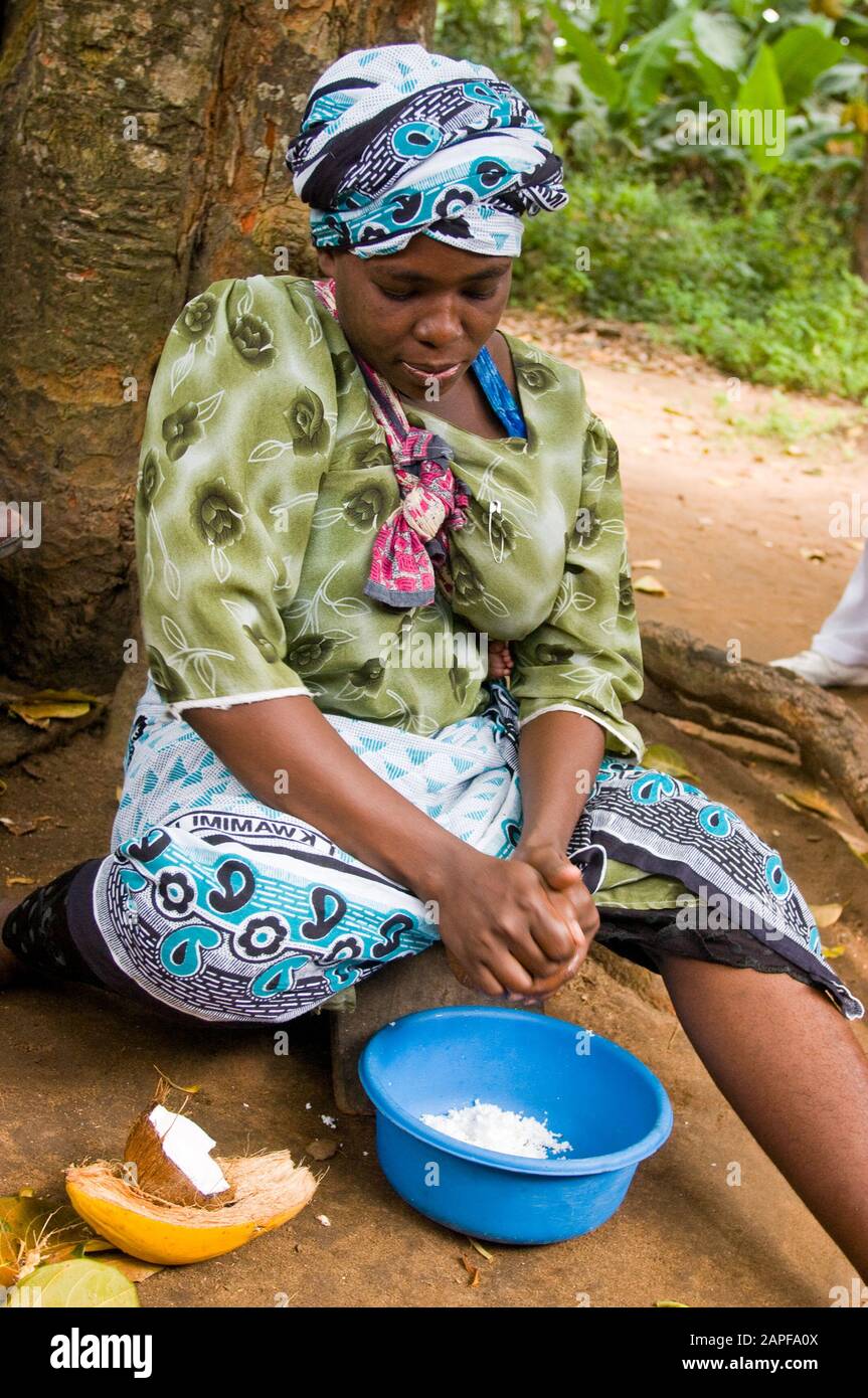 Zanzibar Tanzania 14/08/2010: Lavorazione Del Cocco Foto Stock