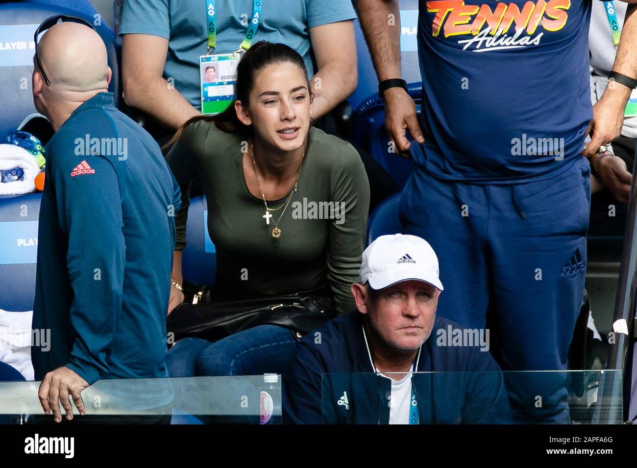 Melbourne, Australia. 23rd Gen 2020. Brenda Patea (M), ragazza di Alexander Zverev dalla Germania, è seduto nella scatola Dei Giocatori durante il round match di Zverevs 2nd al torneo australiano di tennis Grand Slam 2020 a Melbourne, Australia. Frank Molter/Alamy Live News Foto Stock