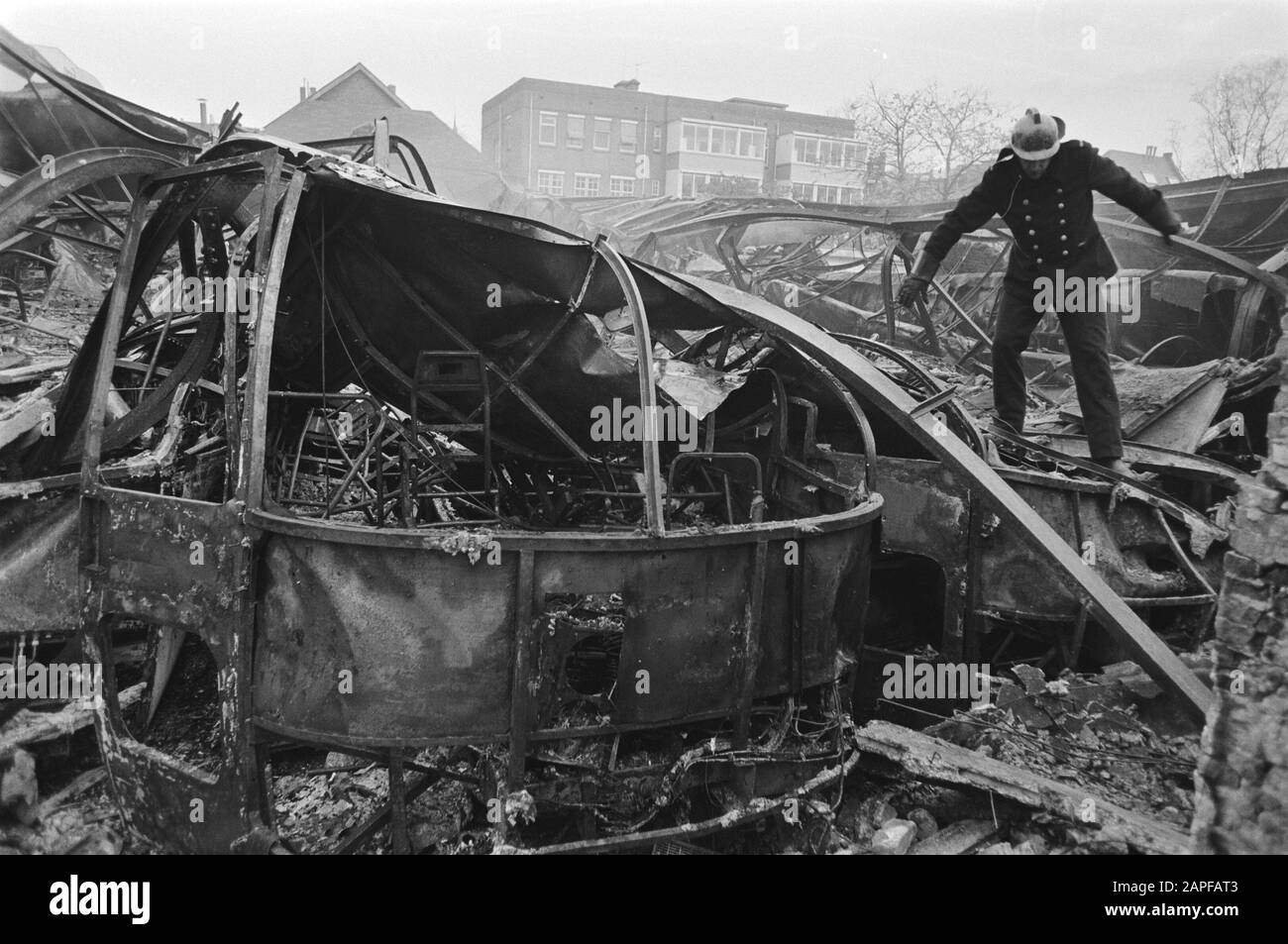 Incendio in garage della compagnia di pullman rotto vigili del fuoco tra gli autobus bruciati Data: 20 novembre 1984 Parole Chiave: Cespugli, incendi, vigili del fuoco Foto Stock