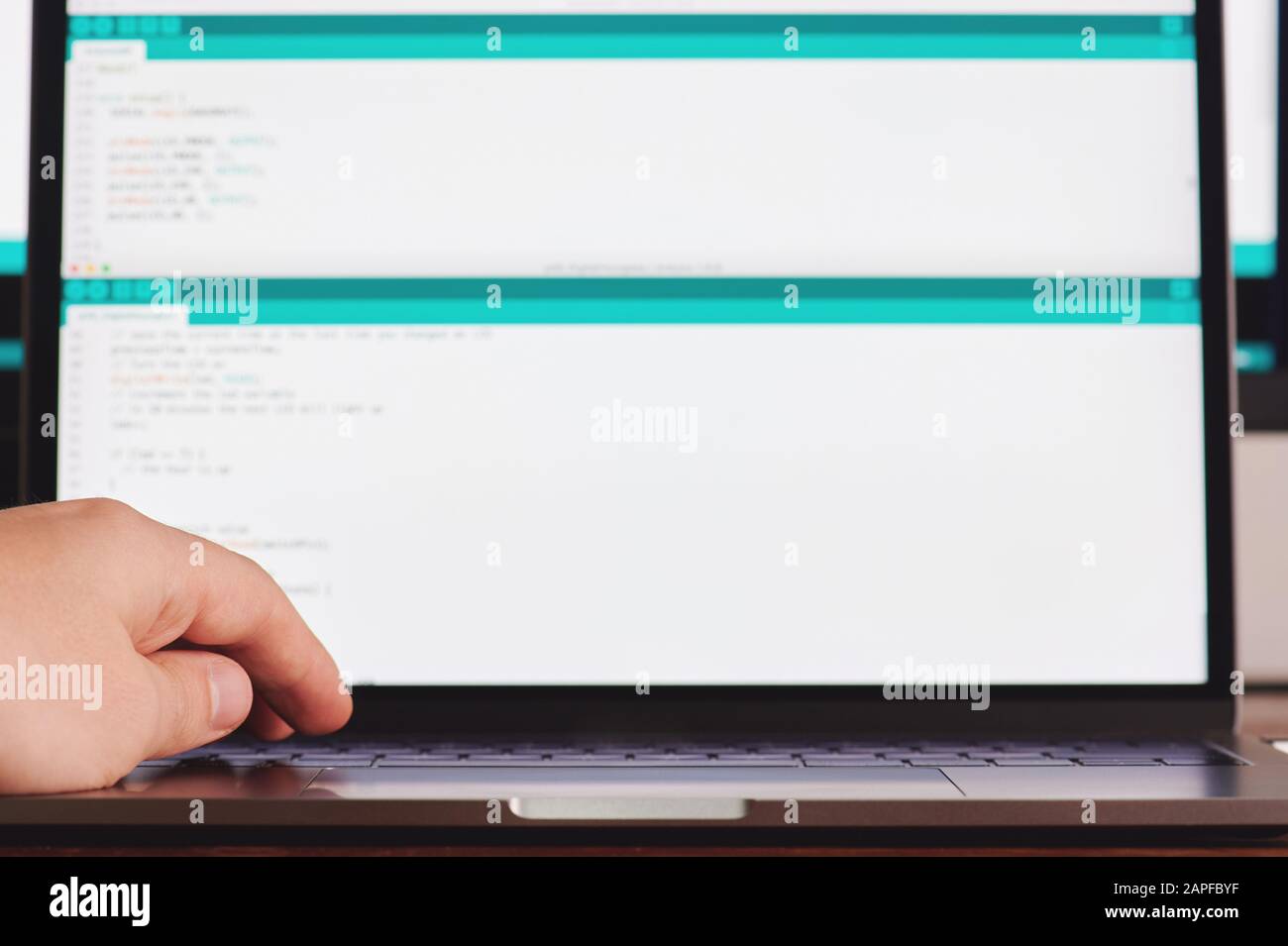 Sviluppare il tema di software di calcolatore. Programmatore MAN che fa codice web Foto Stock