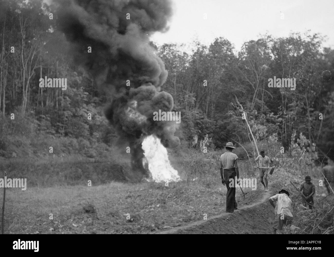 Burns Descrizione: [Caminetto nella foresta. Forest Workers fare una pausa di fuoco?] Ubicazione: Indonesia, Indie orientali olandesi Foto Stock