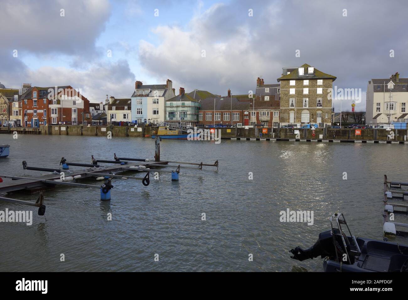 weymouth, pittoresco porto vecchio, barche da pesca, edifici in riva al fiume elencati, fiume weymouth, dorset, inghilterra, regno unito, gb, europa, gennaio 2020 Foto Stock