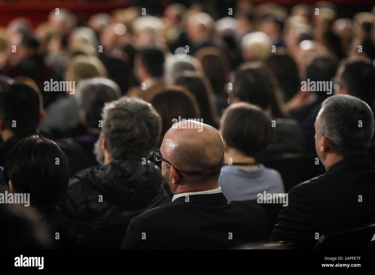 Persone in pubblico che guardano un concerto classico all'interno di una sala. Foto Stock