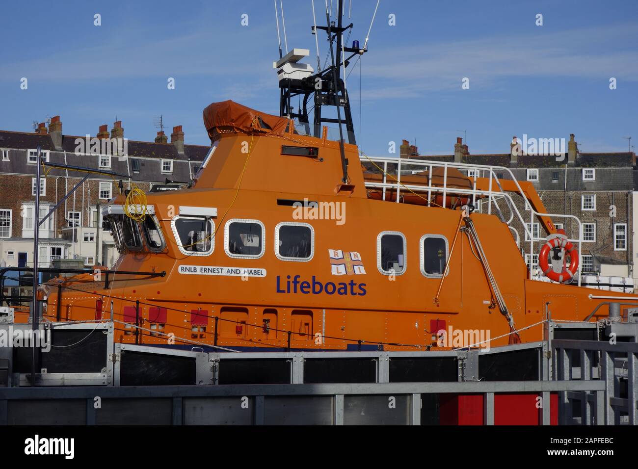 rnli weymouth, pittoresco porto vecchio, barche da pesca, edifici in riva al fiume elencati, fiume weymouth, dorset, inghilterra, regno unito, gb, europa, gennaio 2020 Foto Stock