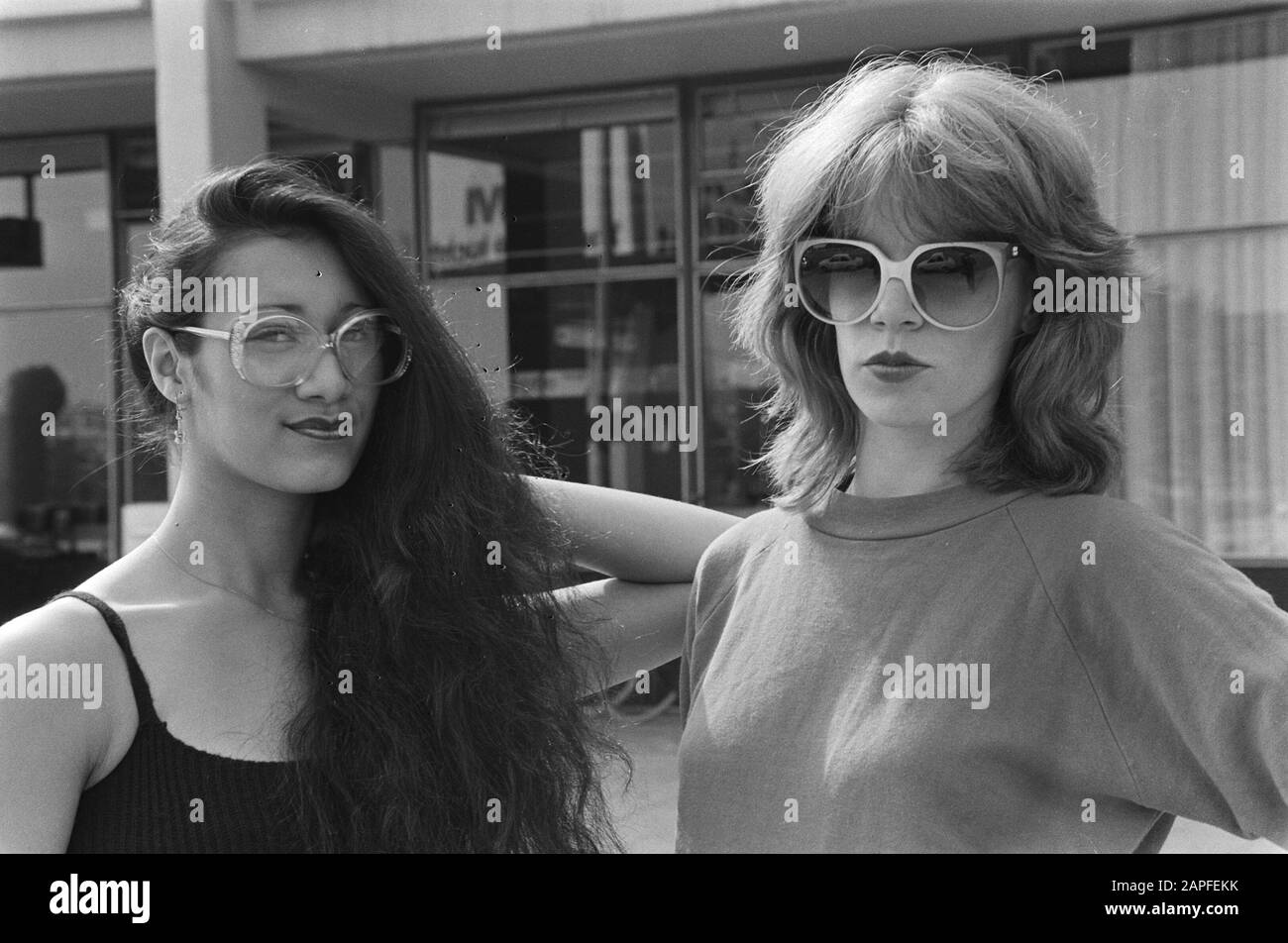 Glasswear fashion for 1980 presentato in RAI il volto del 1980 Descrizione: Occhiali, moda, modelli fotografici, Silvia Data: 5 Settembre 1979 Località: Amsterdam, Noord-Holland Parole Chiave: Occhiali, modelli fotografici, moda Nome personale: Haanappel, Joan, Silvia Nome istituzionale: Rai Foto Stock