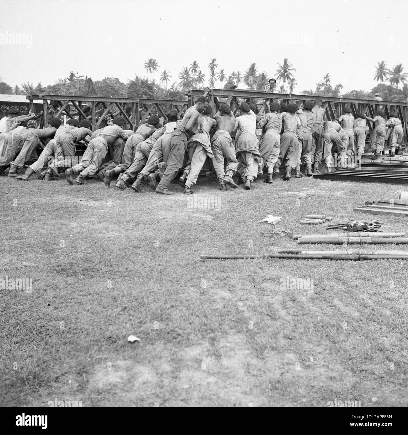 Costruzione Bailey Bridge Sumatra Descrizione: Le truppe indiane britanniche spostano una sezione ponte sotto la supervisione di un sergente Data: Luglio 1946 luogo: Indonesia, Indie orientali olandesi Foto Stock