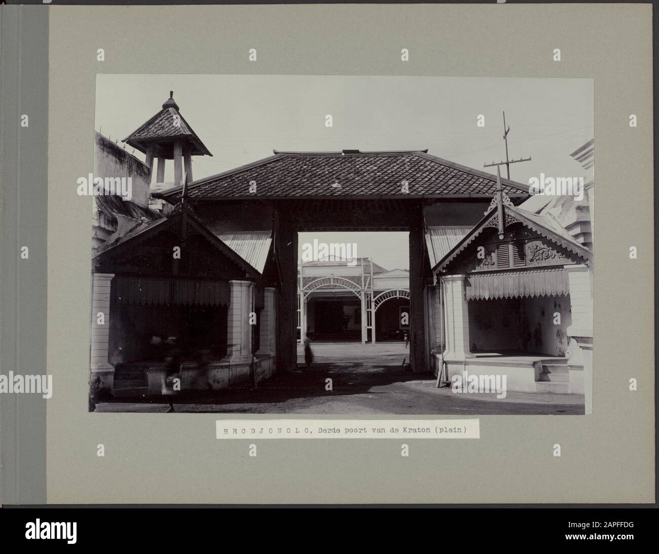 Album fotografico: Surakarta al tempo di Soesuhoenan Pakubuwono X Descrizione: Brodjonolo. Terza porta del kraton (piazza) Data: 1 gennaio 1909 luogo: Java, Indie Orientali Olandesi, Surakarta, solo, Surakarta Parole Chiave: Cratoni, palazzi, porte Nome personale: Pakubuwono X Foto Stock