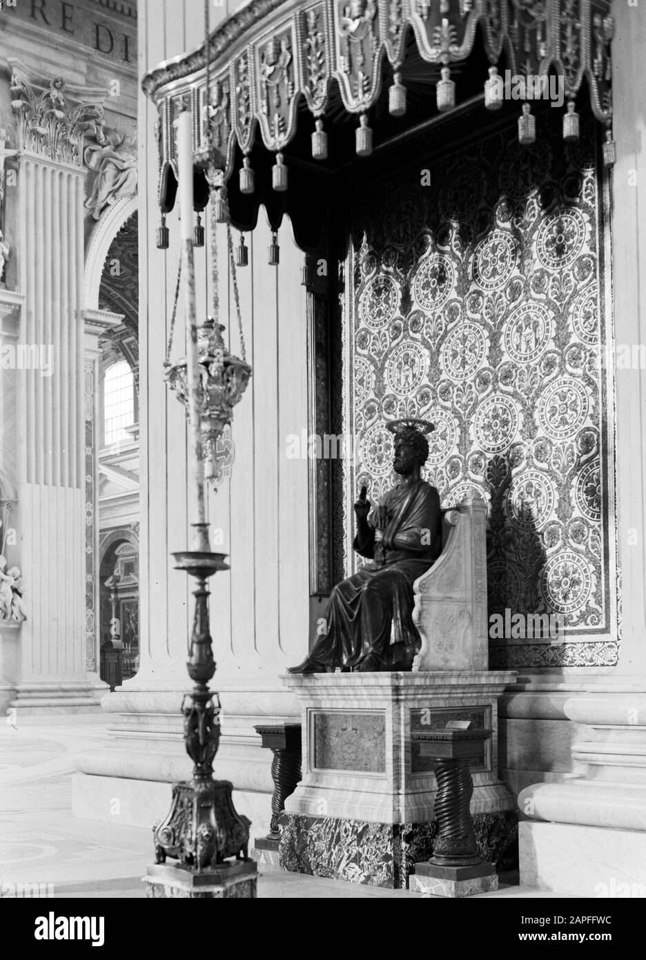 Roma: Visita alla Città del Vaticano Descrizione: Statua bronzea di San Pietro sotto un baldacchino nella Basilica di San Pietro con candelabro e lampada ad olio di fronte alla statua Data: Dicembre 1937 posizione: Italia, Roma, Città del Vaticano Parole Chiave: Architettura, barocca, scultura, gotica, interiore, candele, edifici della chiesa, lampade Nome dell'istituzione: San Pietro Foto Stock
