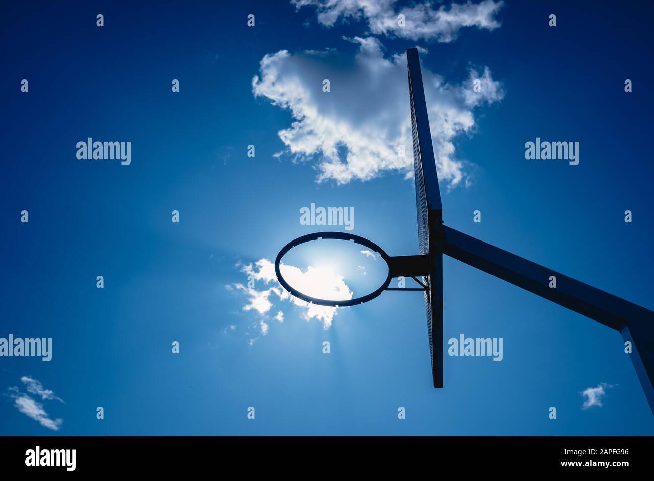 Il raggiungimento di obiettivi è a portata di mano la volontà di imprenditori che gestiscono per avviare la loro attività, cielo azzurro sfondo concettuale. Foto Stock