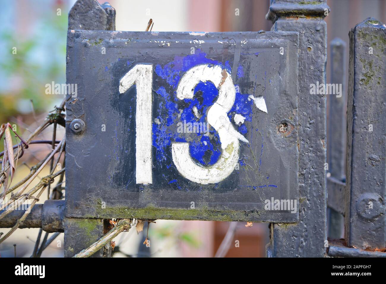 Una targa di numero civico, che mostra il numero tredici (13) Foto Stock