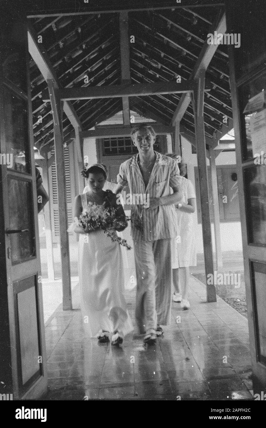 [sposi in ospedale?. Olandese in pigiama e donna indonesiana. Dietro di loro due infermieri] Data: 1948/01/01 luogo: Indonesia, Indie orientali olandesi Foto Stock