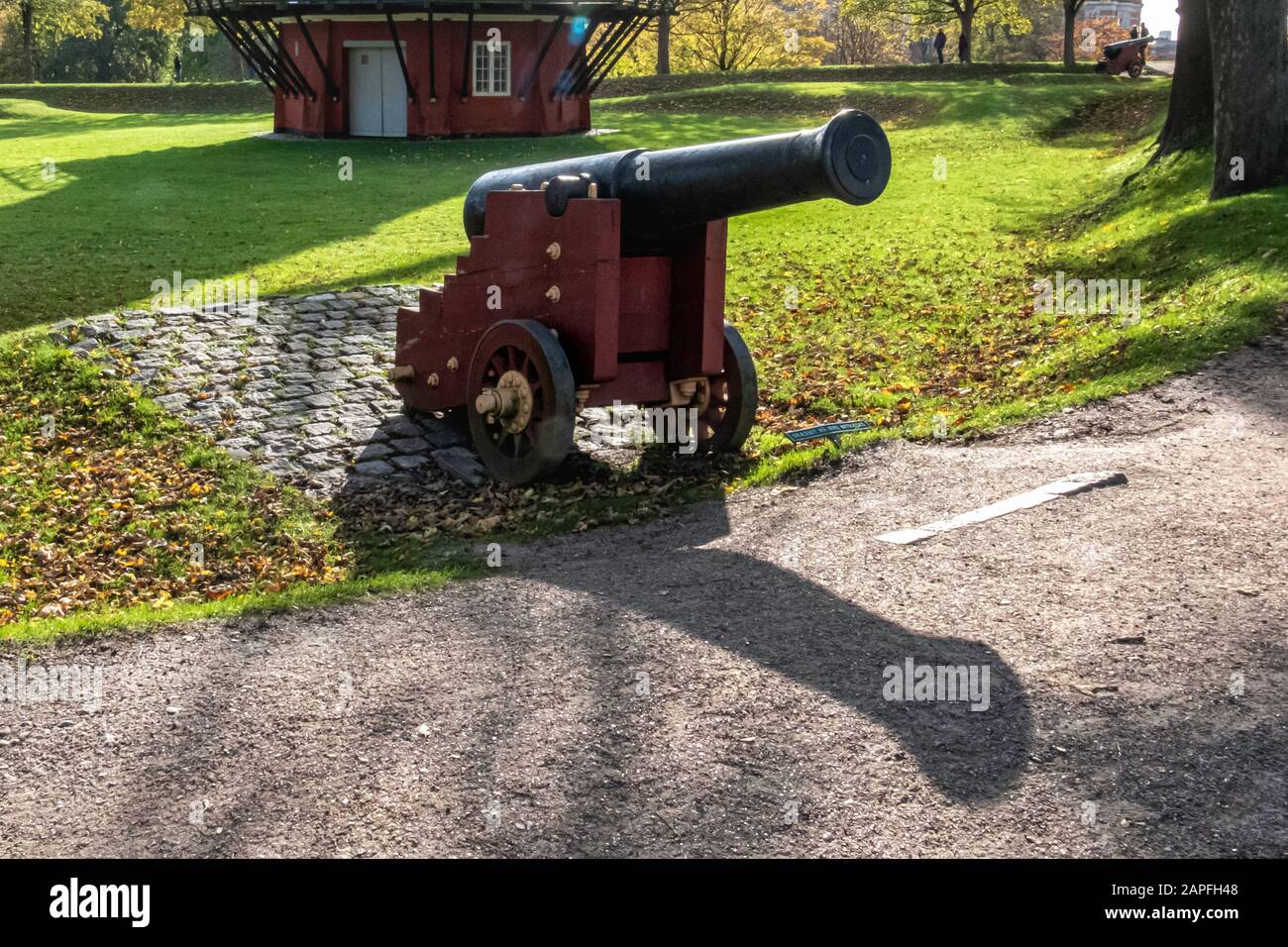 Canon su Gross Coperta bastione di Kastellet - la Cittadella è fortezza militare a Copenhagen Danimarca la Cittadella è una fortezza del 17th Secolo nel for Foto Stock