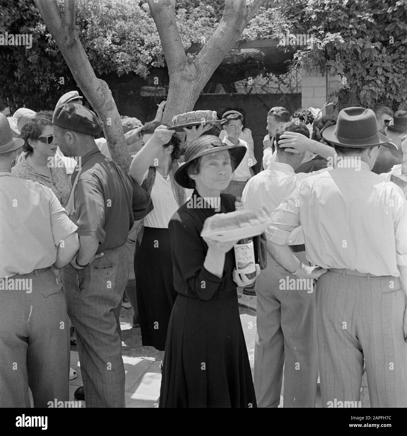 Israele 1948-1949: Matrimoni a Lag BaoMer Descrizione: Gli ospiti di nozze sono offerti cibo e bevande, presumibilmente in Haifa Annotazione: Lag BaoMer (anche Lag Baomer, Lag BaoMer, Lag B'Omer) è un giorno in cui tradizionalmente molti matrimoni sono conclusi Data: 1948 posizione: Haifa, Israele Parole Chiave: Matrimoni, bevande, matrimoni, matrimoni, matrimoni, feste religiose, cibo Foto Stock