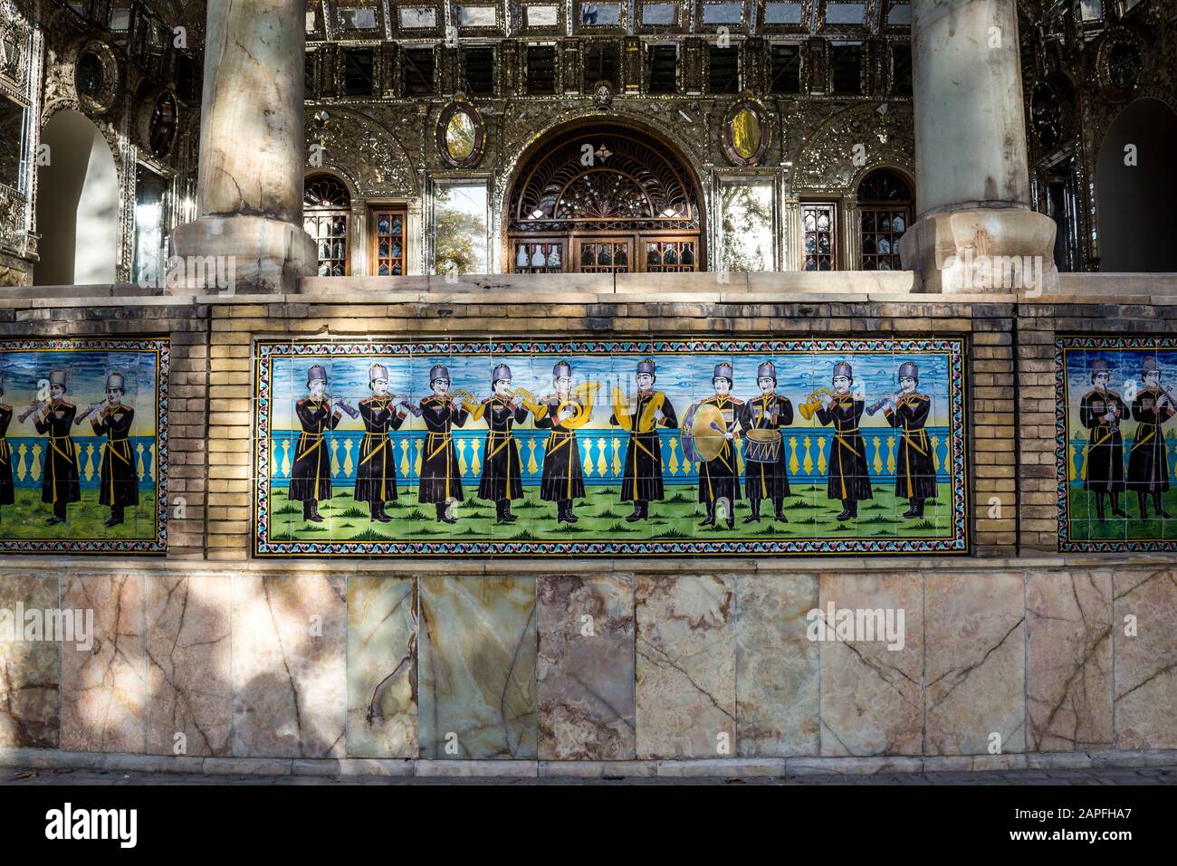 Tilework ceramico di edificio di Sun (Shams ol Emareh) edificio nel Palazzo Golestan (Palazzo dei fiori) nella città di Teheran, capitale dell'Iran Foto Stock