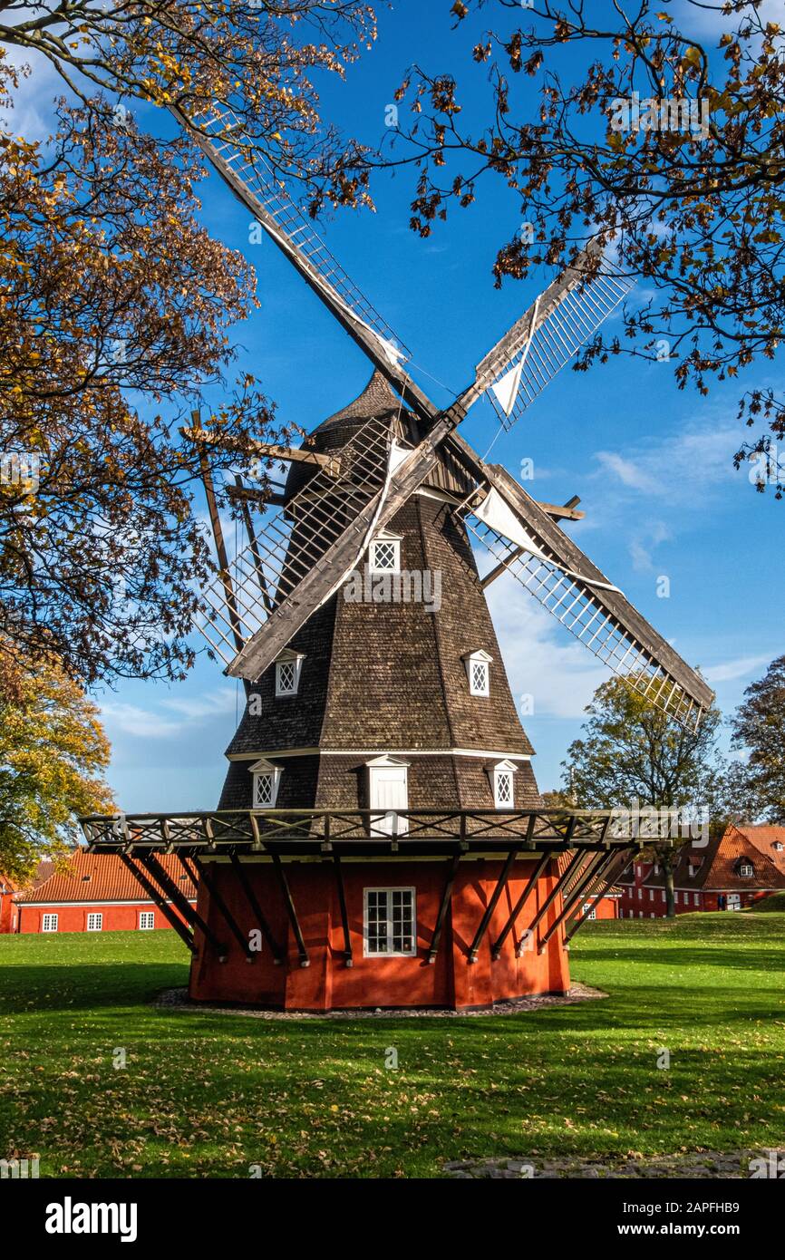 Mulino a vento in stile olandese costruito nel 1847 per fornire forniture di farina a Kastellet, Copenhagen, Danimarca. Il mulino sostituì un mulino precedente del 1718 Foto Stock