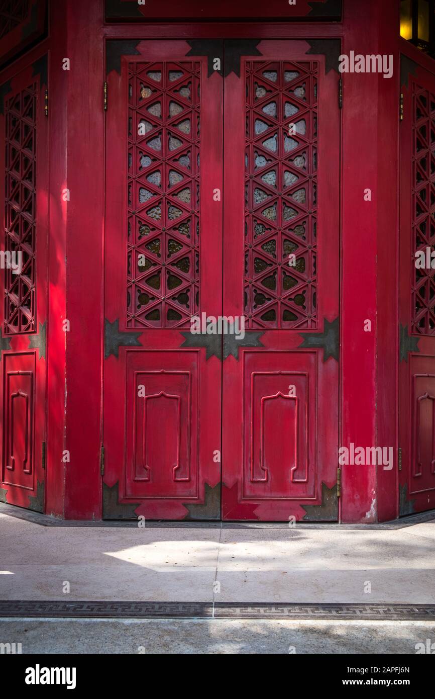 Porta rossa in legno, tradizionale architettura cinese nel tempio di Wong Tai Sin Foto Stock