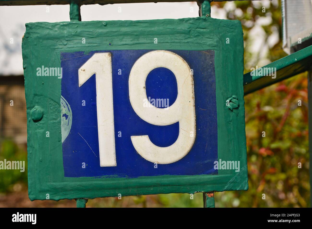 Una targa di numero civico, con il numero diciannove (19) Foto Stock