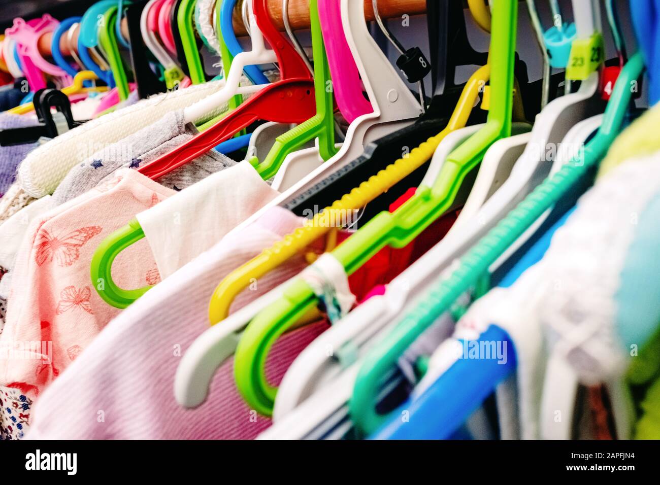 Colorata per bambini abiti appesi su grucce appendiabiti in un armadio Foto  stock - Alamy