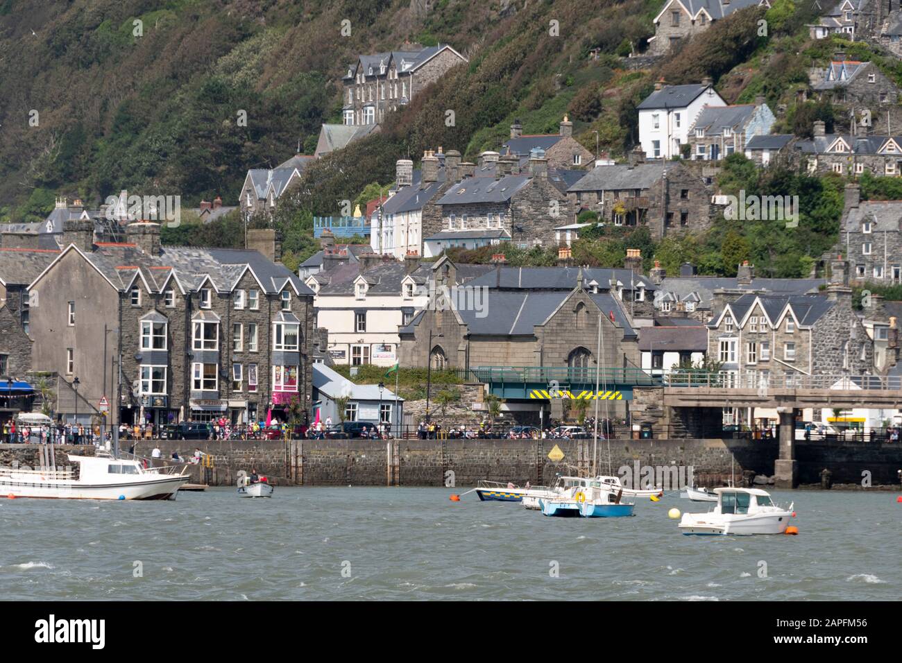 Barmouth città e porto che si affaccia attraverso l'ingresso di Afon Mawdddach, estuario di Mawddach, da Fairbourne, Galles Foto Stock