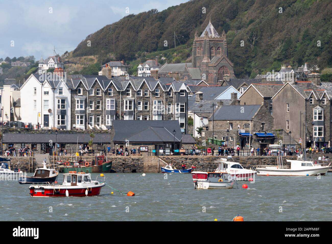 Barmouth città e porto che si affaccia attraverso l'ingresso di Afon Mawdddach, estuario di Mawddach, da Fairbourne, Galles Foto Stock