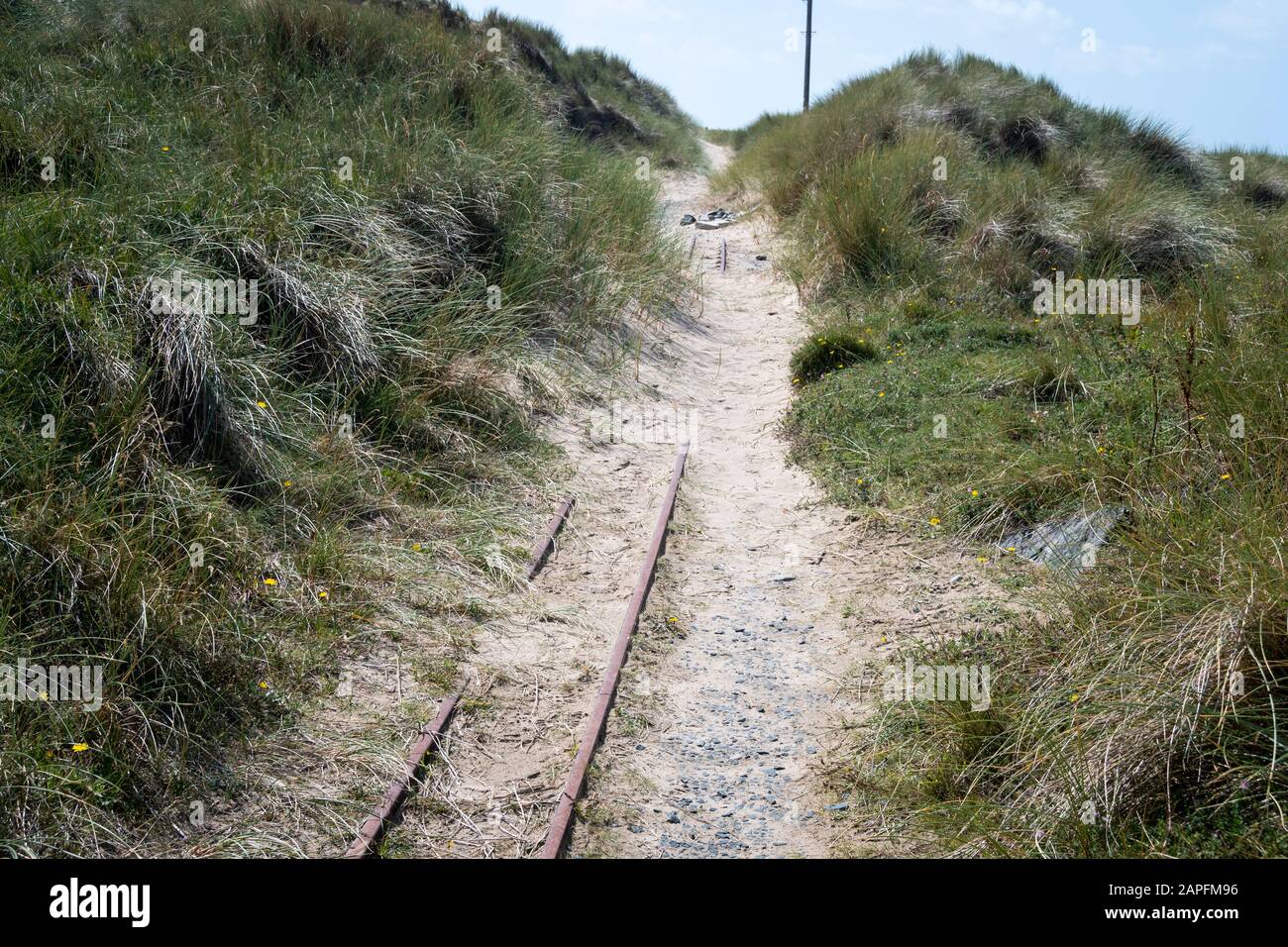 Ferrovia sotto sabbia nelle dune di Fairbourne, Galles Foto Stock