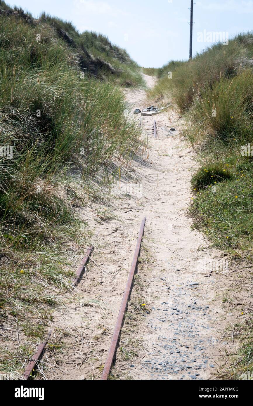 Ferrovia sotto sabbia nelle dune di Fairbourne, Galles Foto Stock