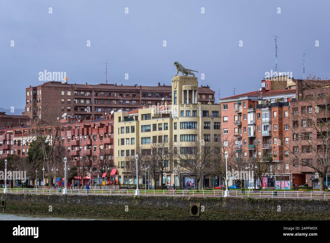 Estuario della banca di Bilbao a Bilbao, la più grande città dei Paesi Baschi, Spagna - vista con l'edificio El Tigre Foto Stock